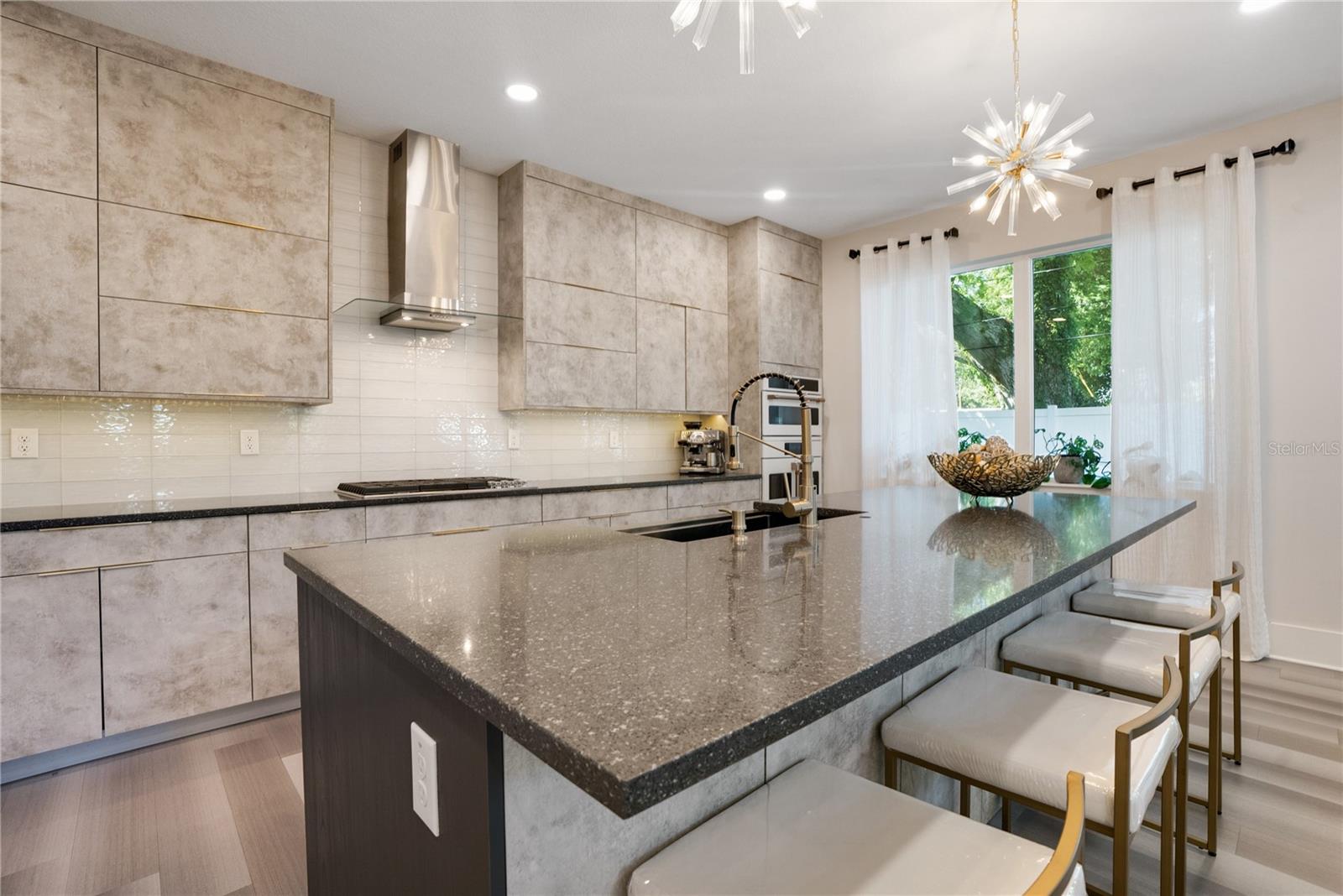 Listing photo id 15 for 2140 Catalina Drive