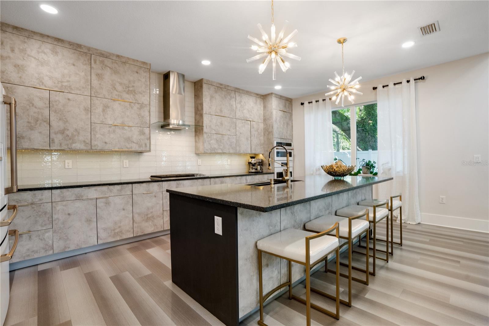 Listing photo id 16 for 2140 Catalina Drive