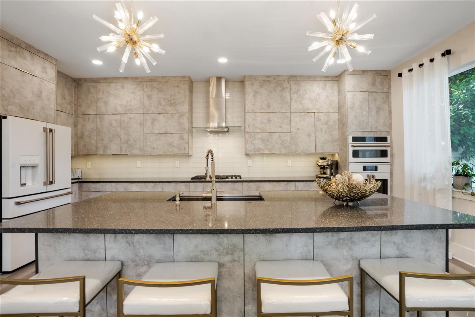 Listing photo id 17 for 2140 Catalina Drive