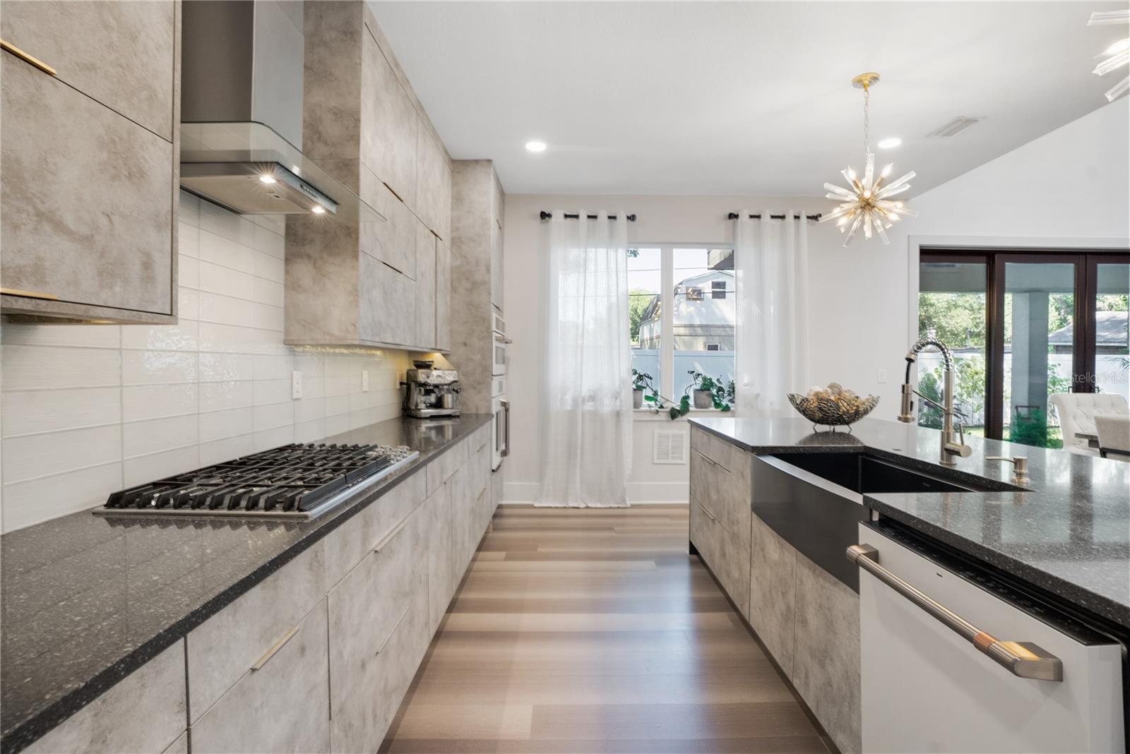 Listing photo id 18 for 2140 Catalina Drive