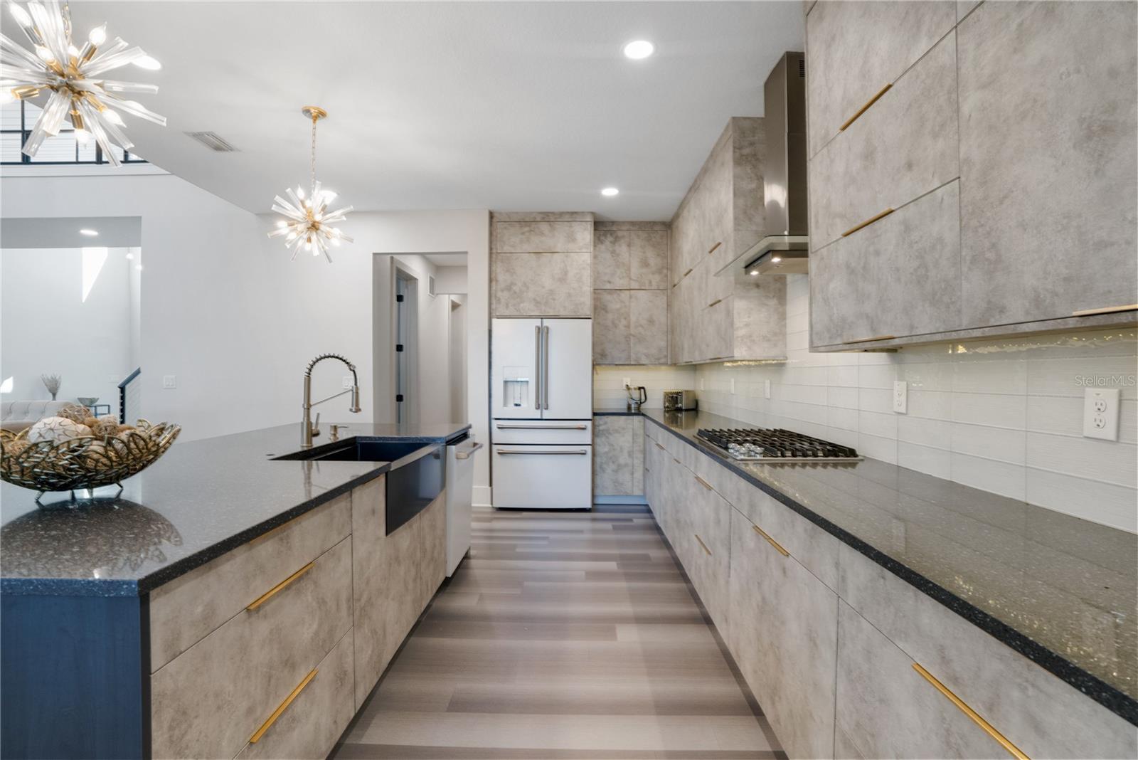 Listing photo id 19 for 2140 Catalina Drive