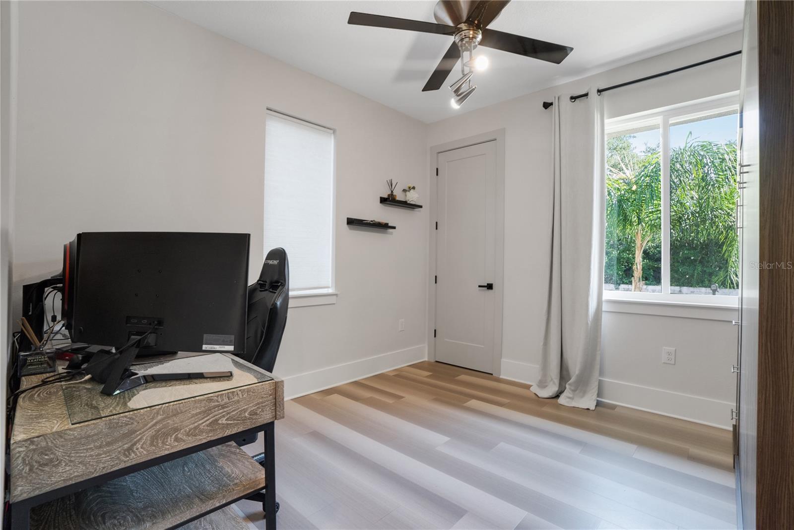 Listing photo id 23 for 2140 Catalina Drive