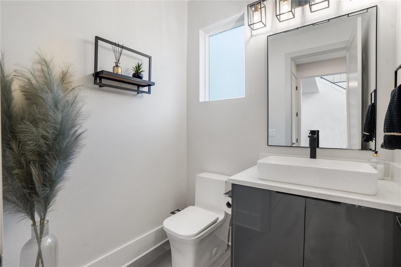 Listing photo id 25 for 2140 Catalina Drive