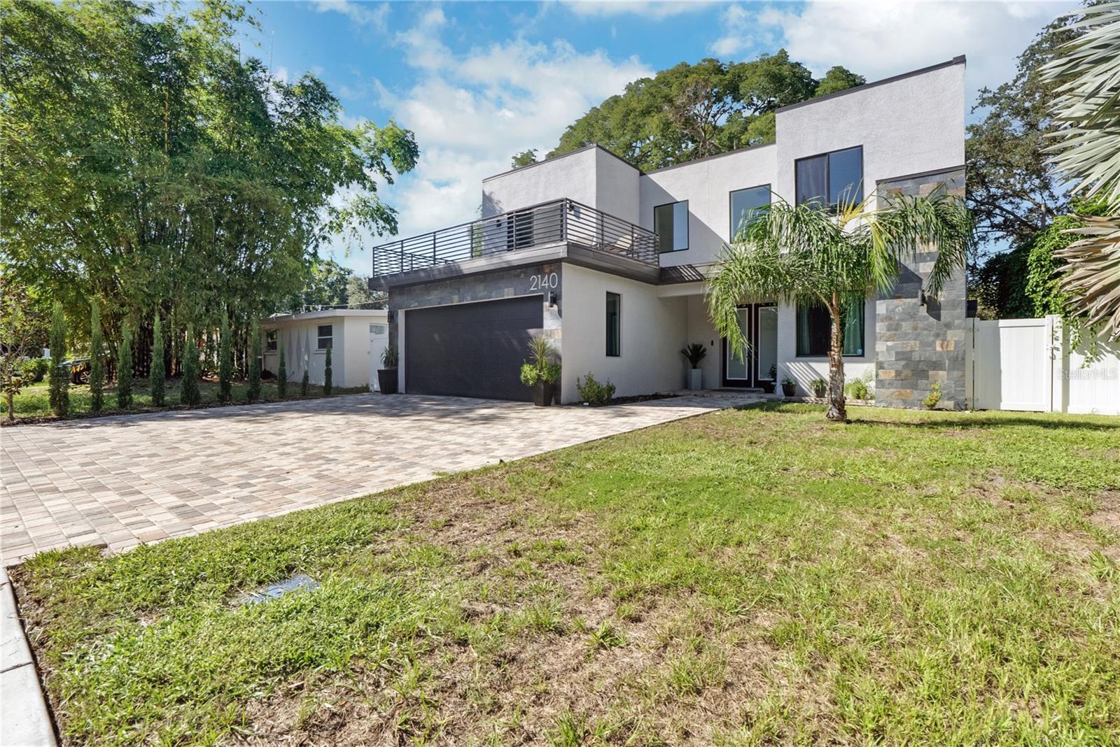 Listing photo id 1 for 2140 Catalina Drive