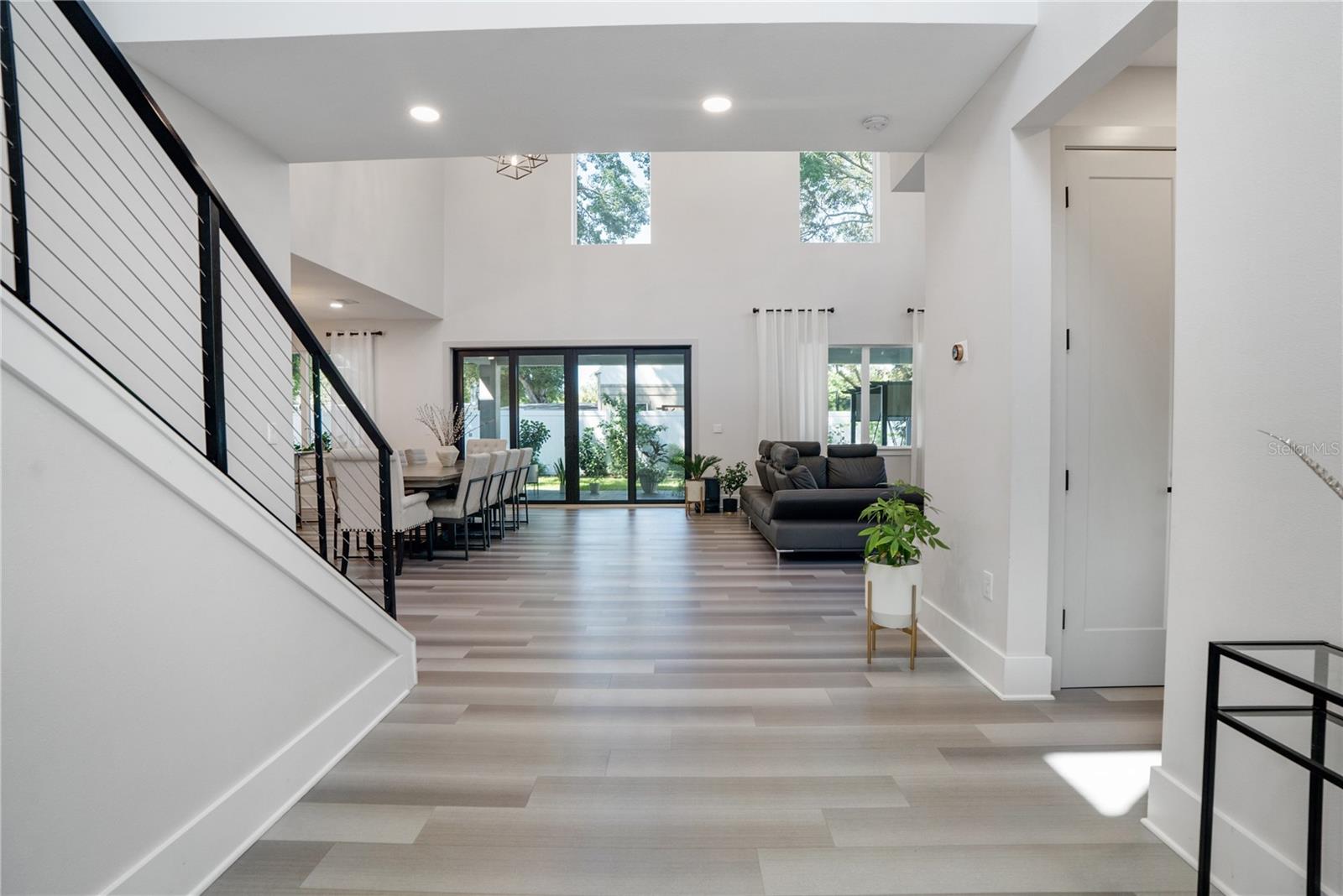 Listing photo id 2 for 2140 Catalina Drive