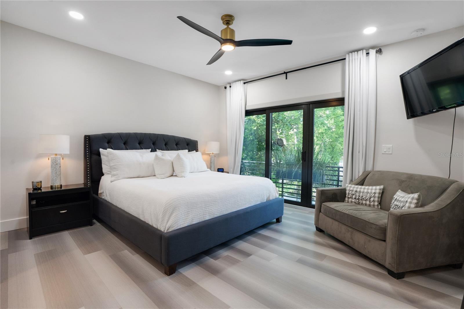 Listing photo id 40 for 2140 Catalina Drive