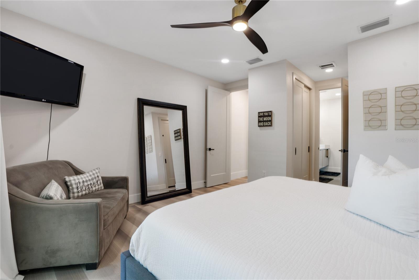 Listing photo id 42 for 2140 Catalina Drive