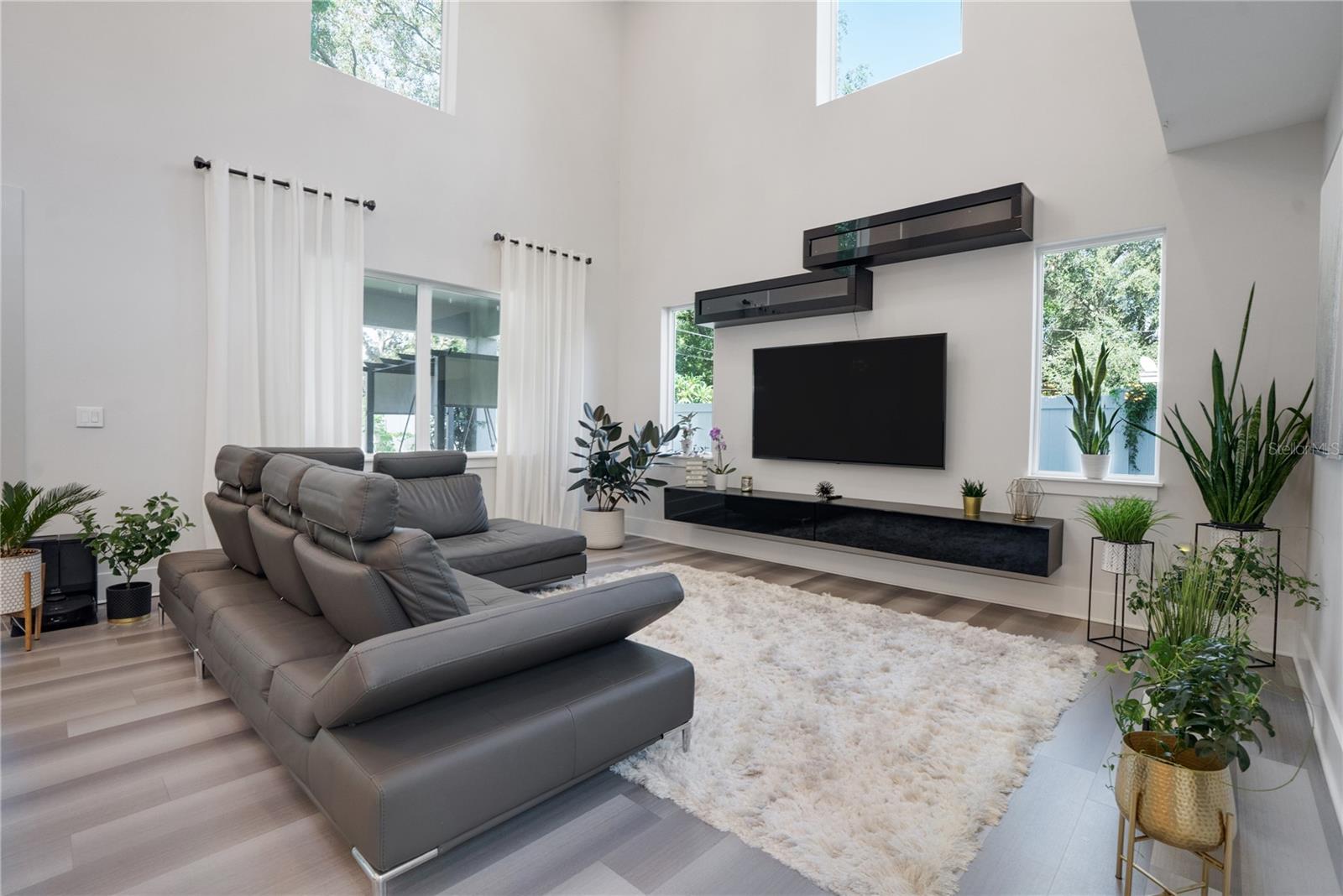 Listing photo id 4 for 2140 Catalina Drive