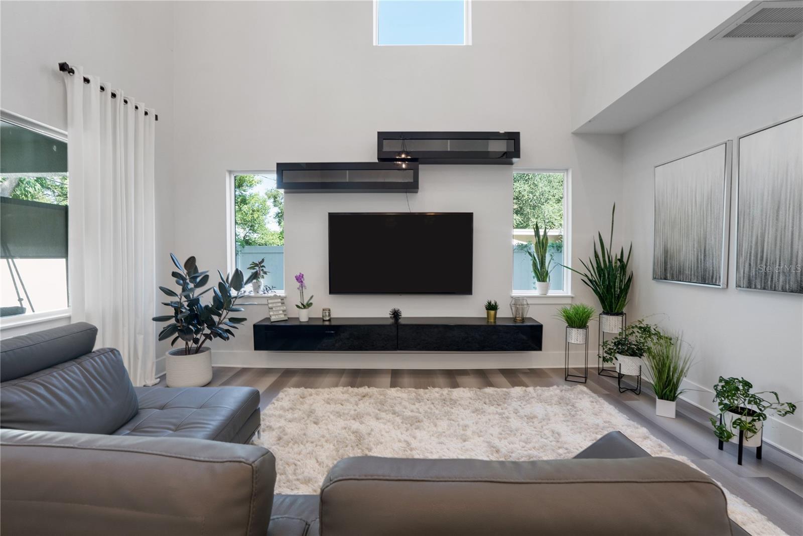 Listing photo id 5 for 2140 Catalina Drive