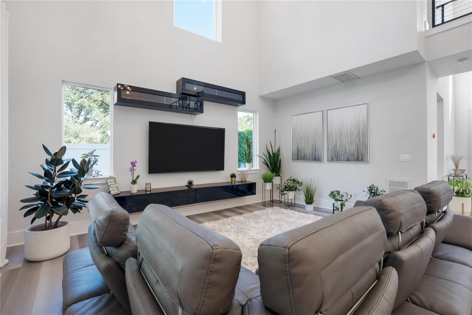 Listing photo id 6 for 2140 Catalina Drive