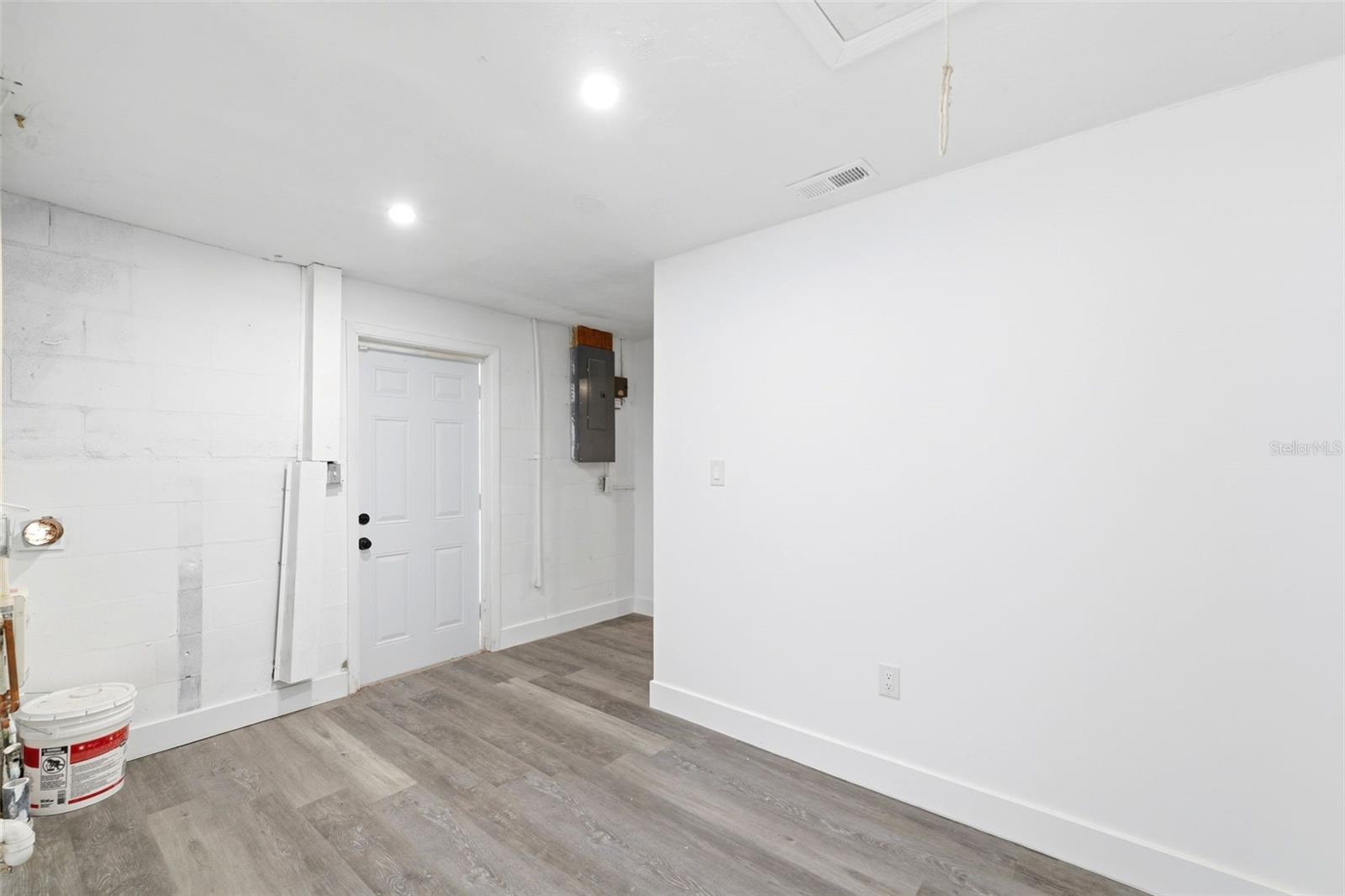 Image 7 of 8 For 3673 Rockaway Dr