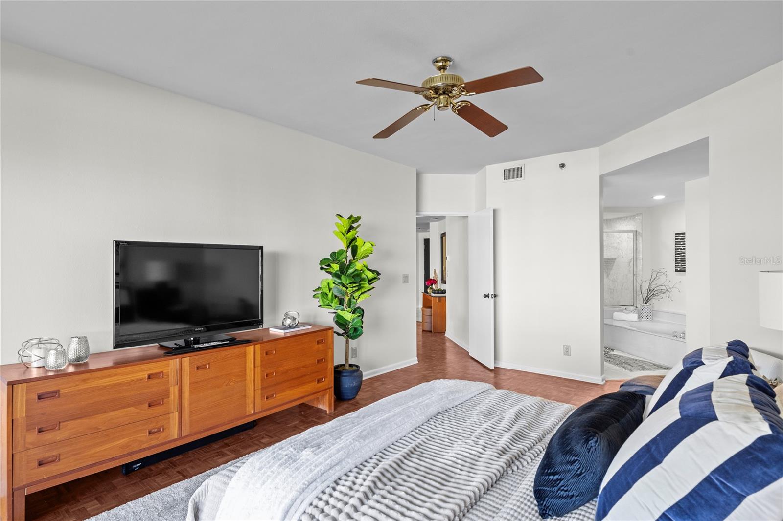 Image 16 of 35 For 707 Seddon Cove Way 707