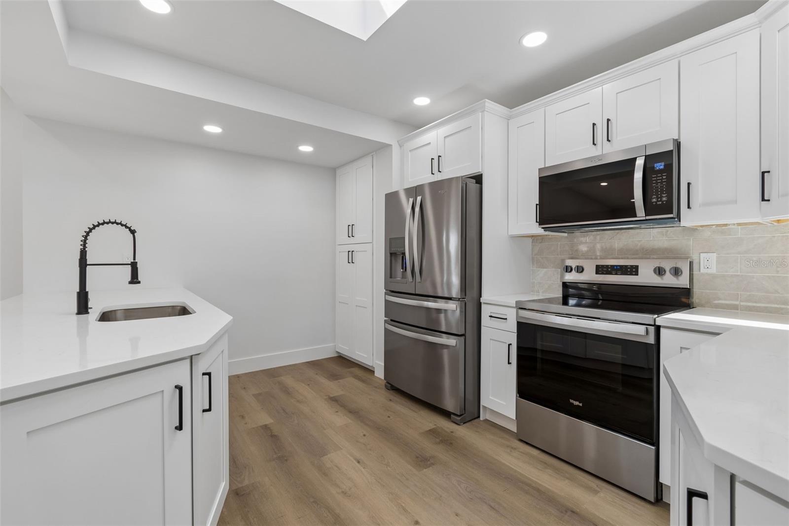 Listing photo id 8 for 4790 Shore Acres Boulevard Ne