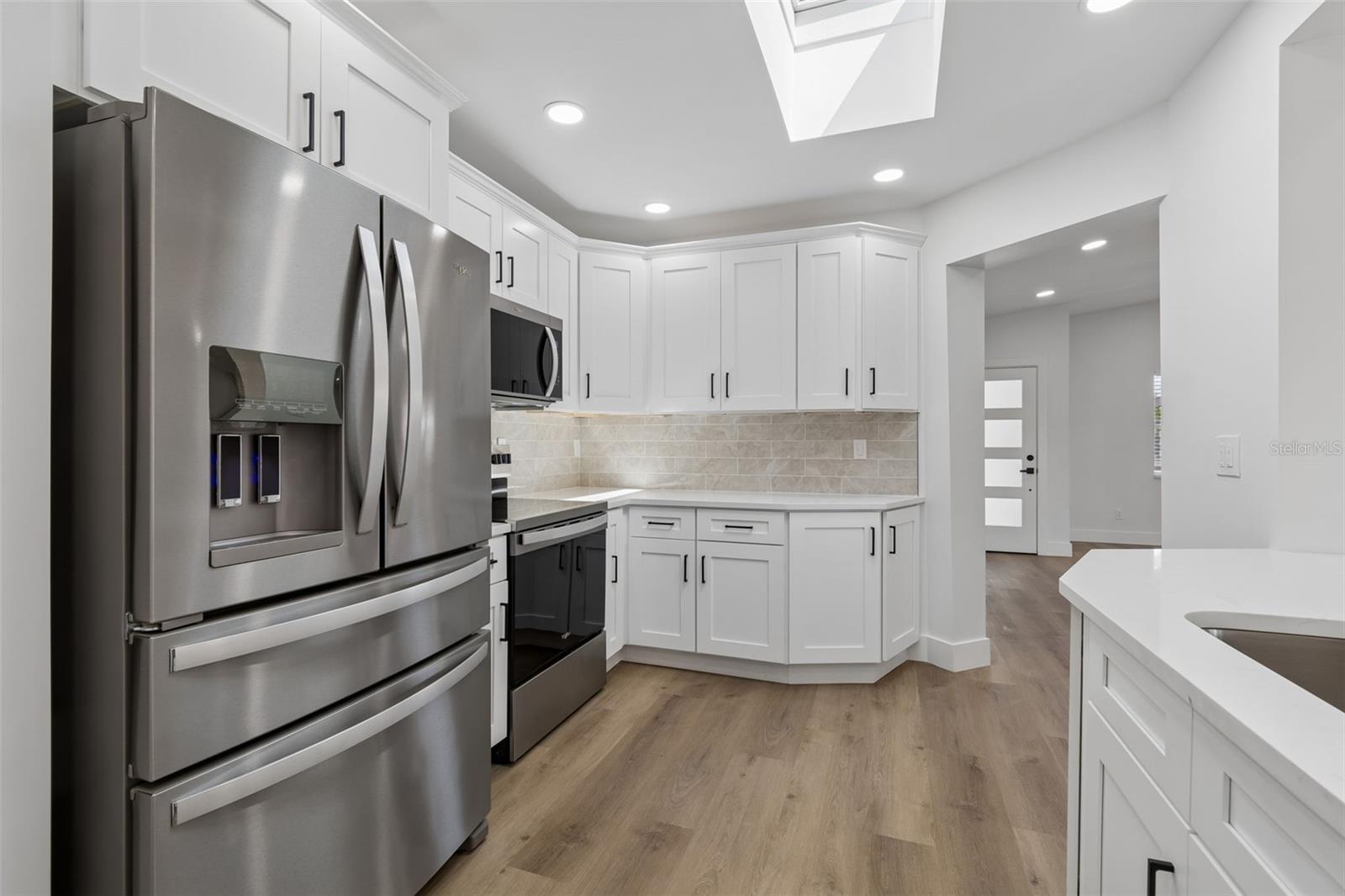 Listing photo id 10 for 4790 Shore Acres Boulevard Ne