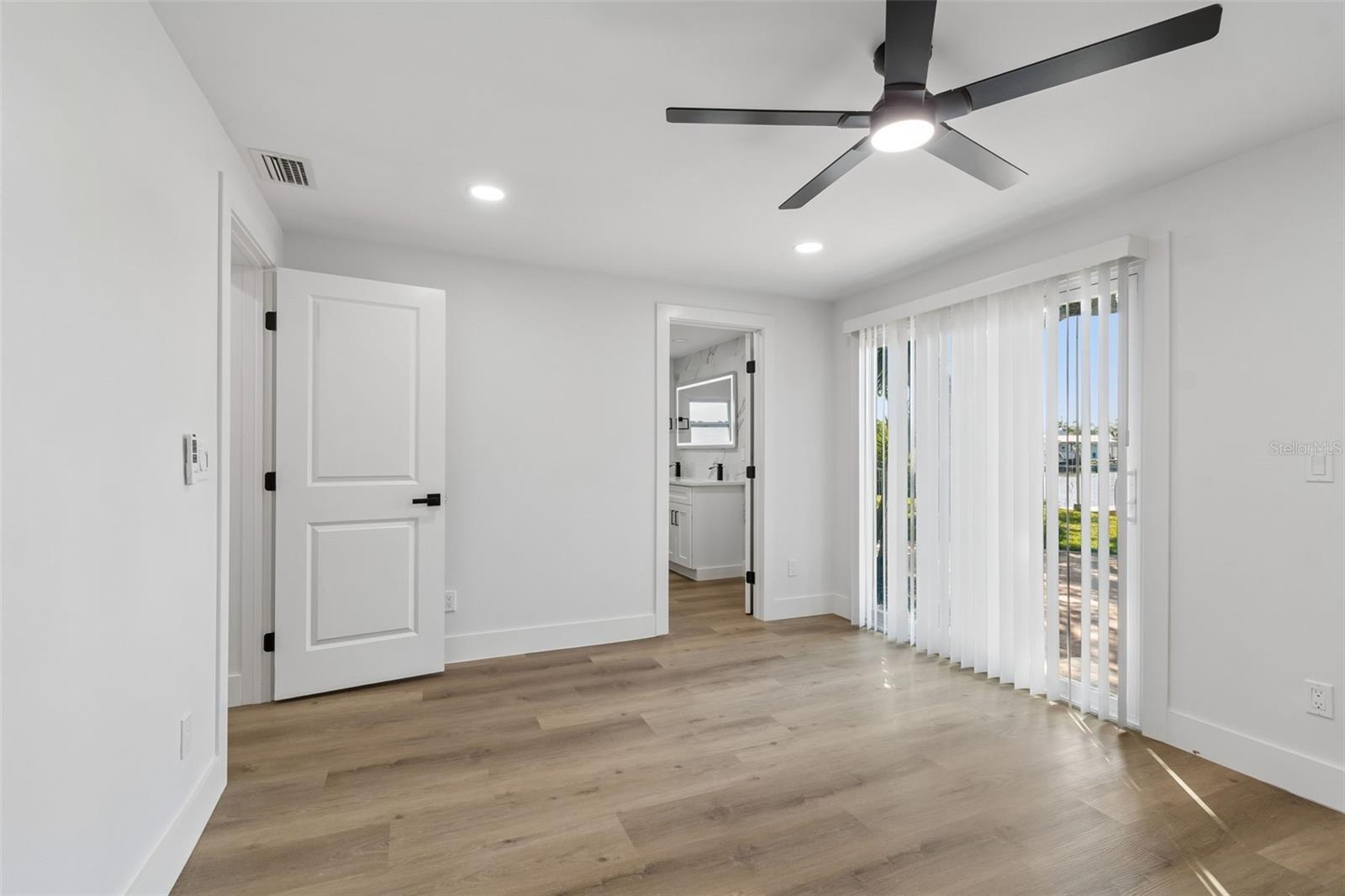 Listing photo id 11 for 4790 Shore Acres Boulevard Ne