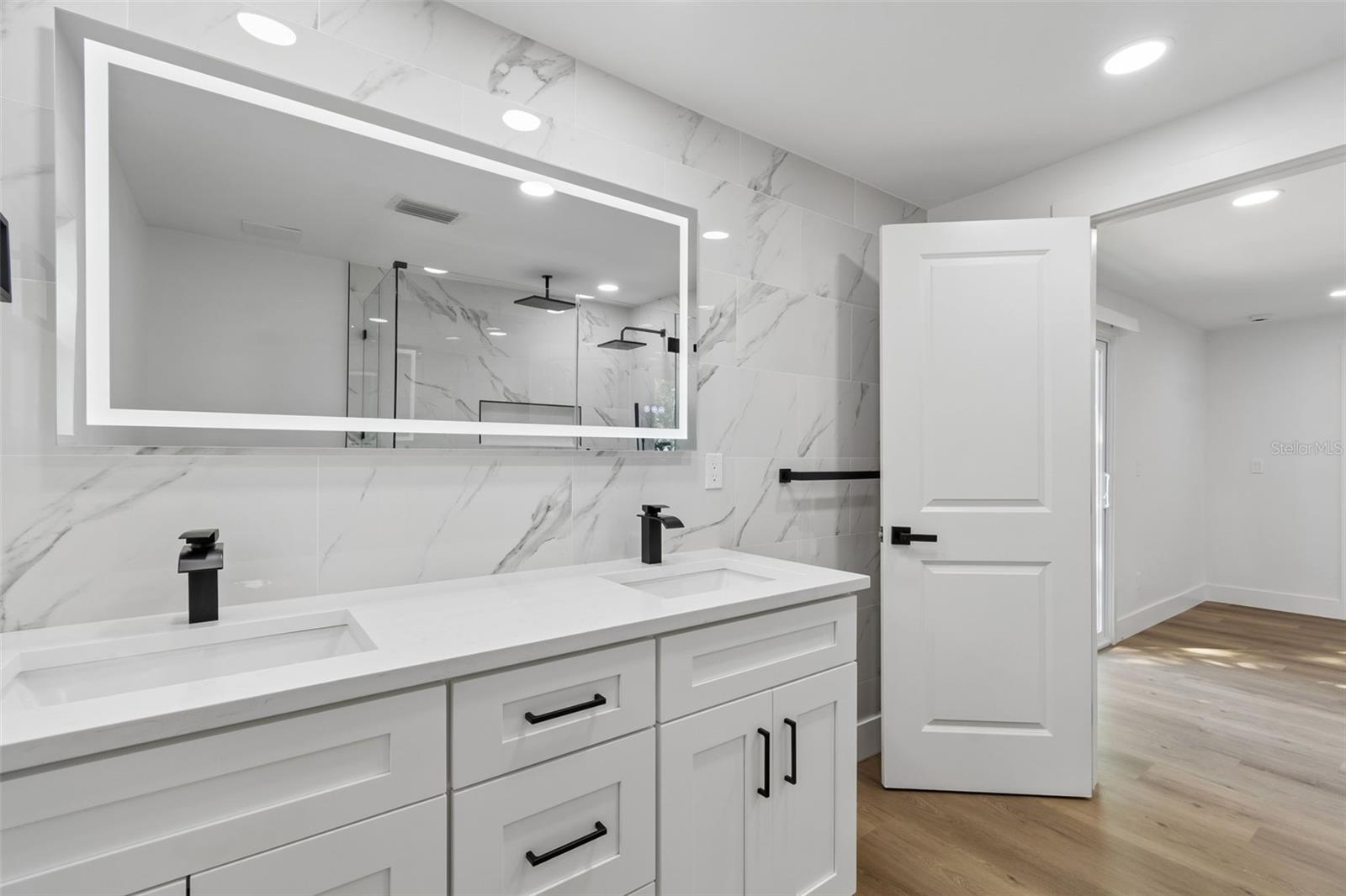 Listing photo id 16 for 4790 Shore Acres Boulevard Ne