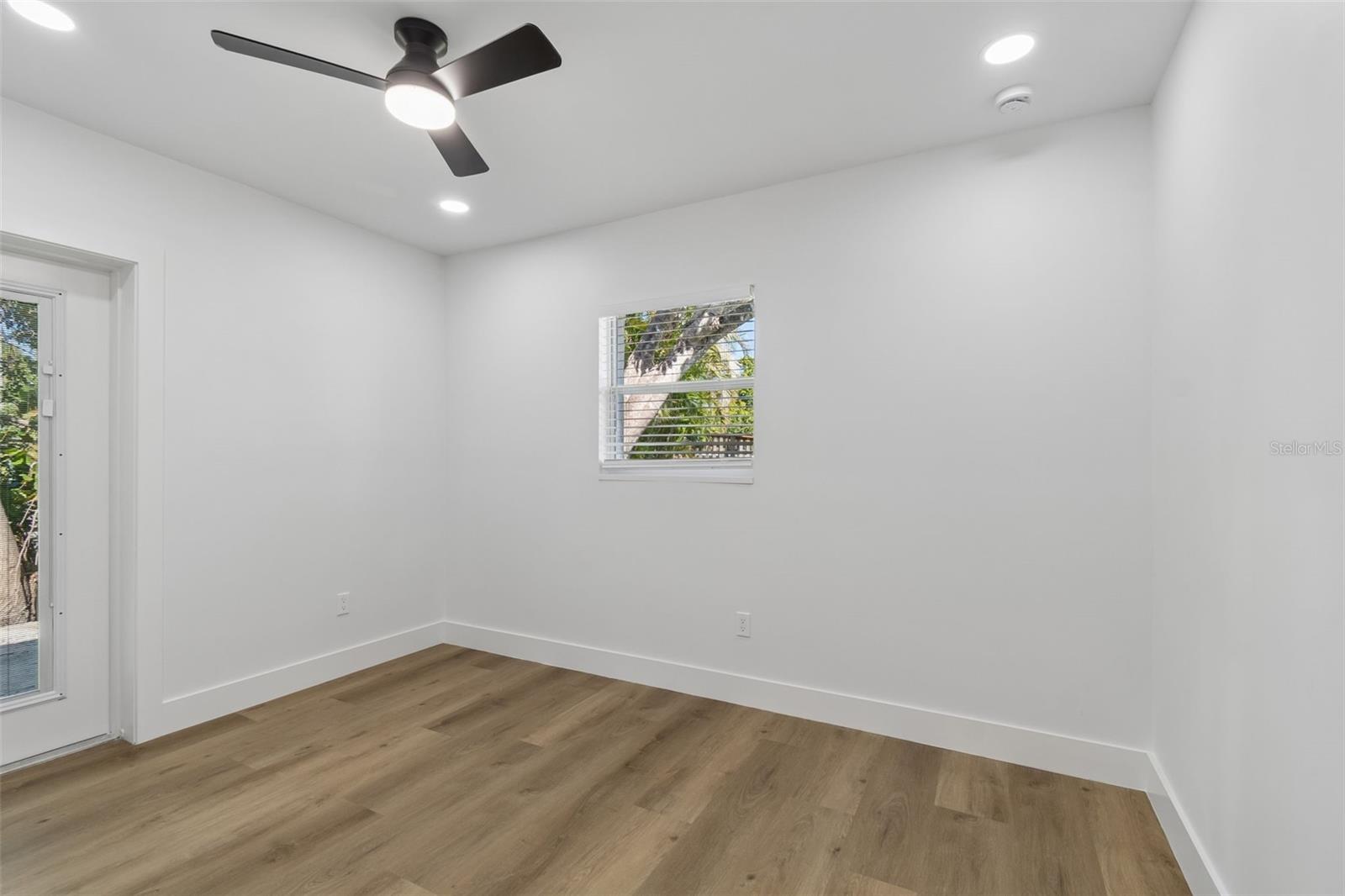 Listing photo id 18 for 4790 Shore Acres Boulevard Ne