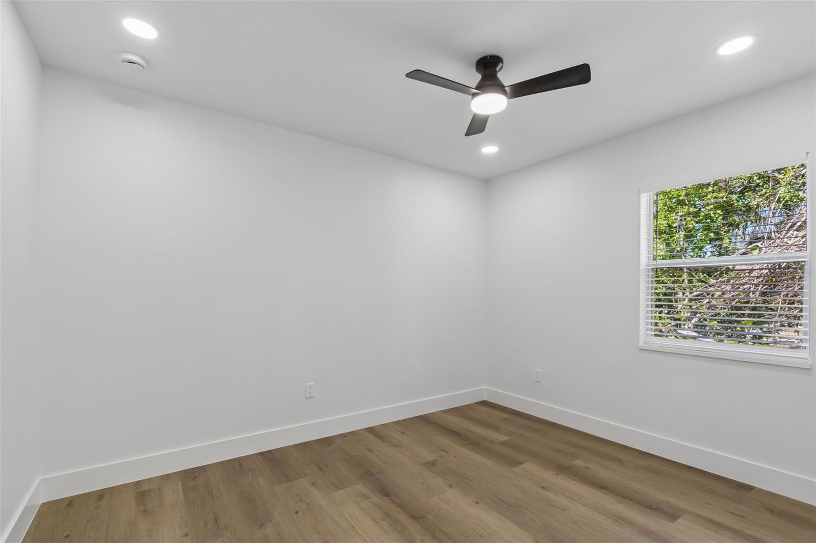 Listing photo id 21 for 4790 Shore Acres Boulevard Ne