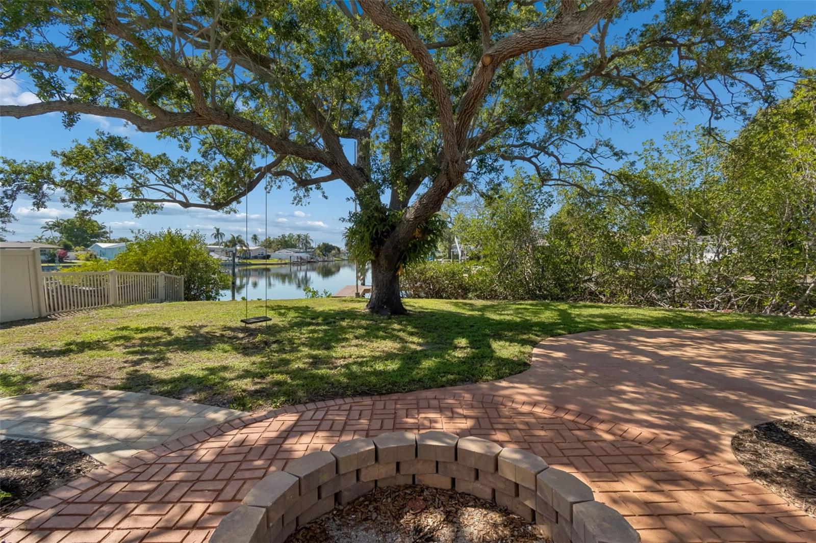 Listing photo id 28 for 4790 Shore Acres Boulevard Ne