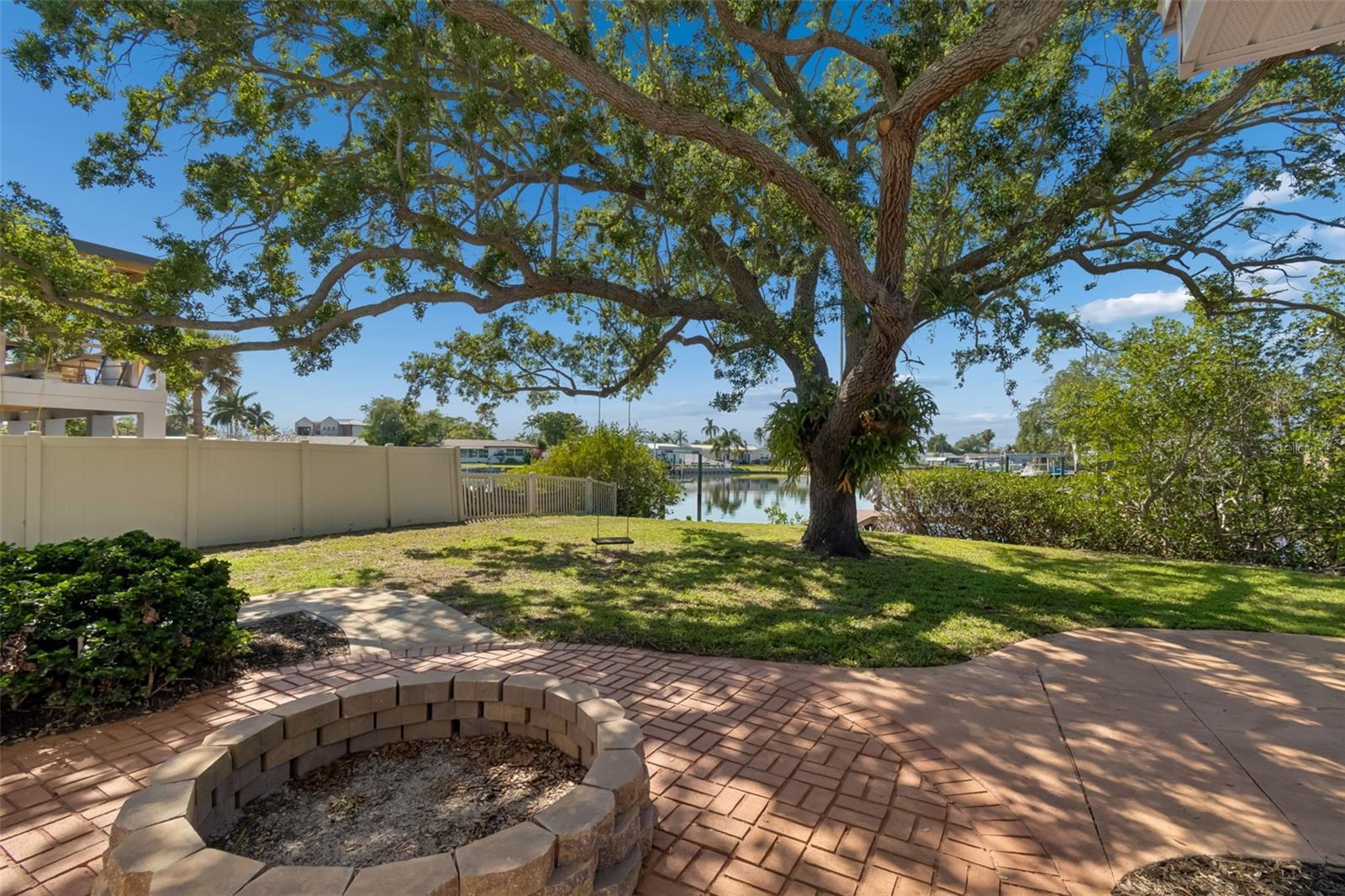 Listing photo id 29 for 4790 Shore Acres Boulevard Ne