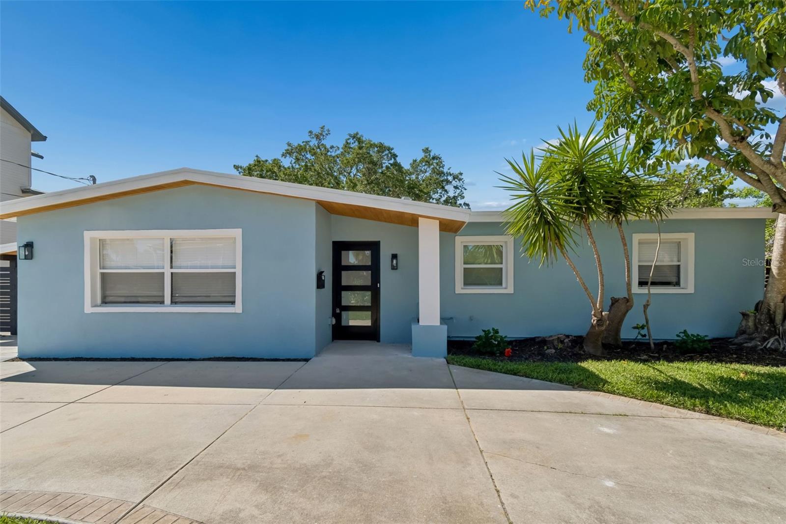 Listing photo id 2 for 4790 Shore Acres Boulevard Ne