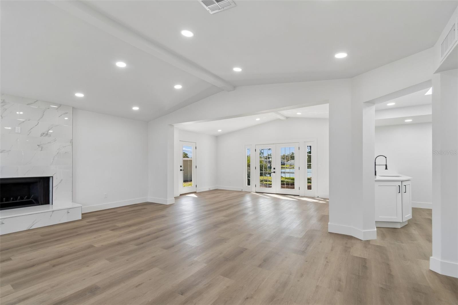 Listing photo id 3 for 4790 Shore Acres Boulevard Ne