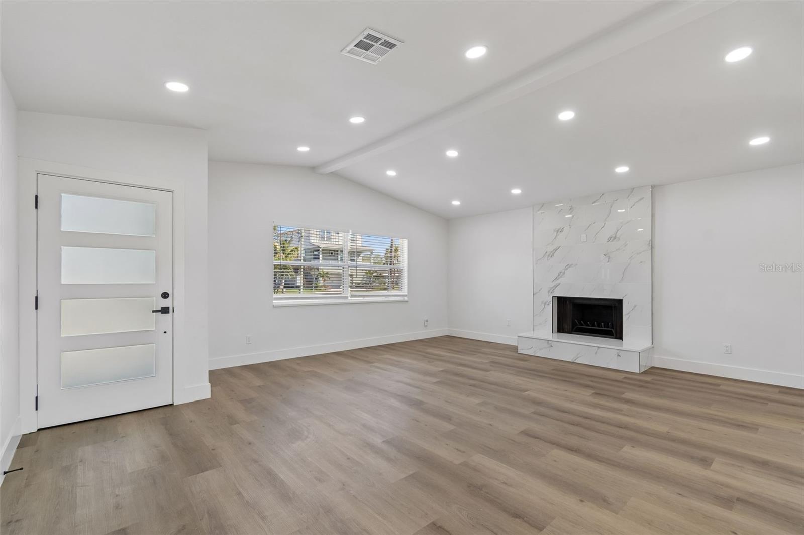 Listing photo id 4 for 4790 Shore Acres Boulevard Ne