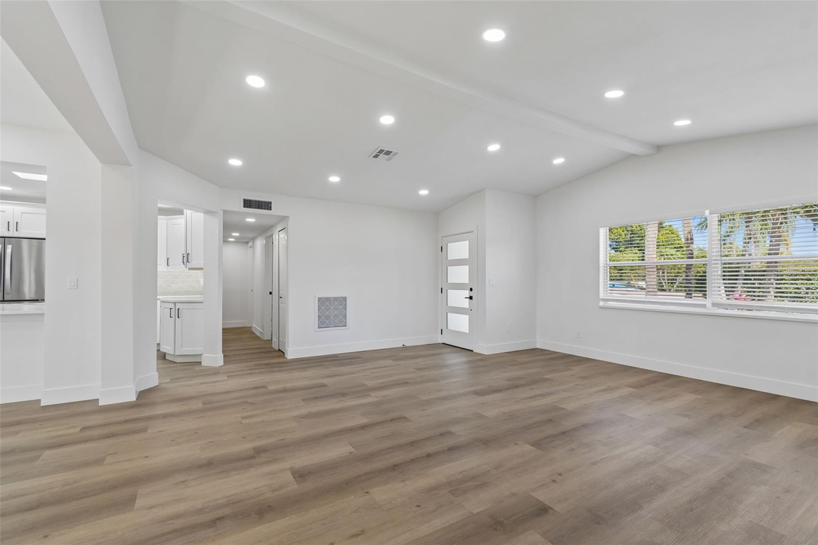 Listing photo id 5 for 4790 Shore Acres Boulevard Ne