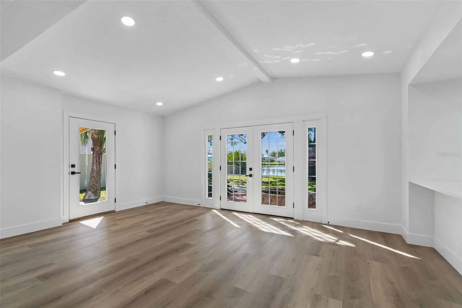 Listing photo id 6 for 4790 Shore Acres Boulevard Ne