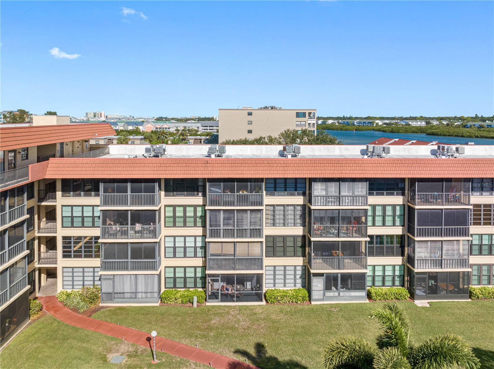 Image 20 of 73 For 19701 Gulf Boulevard 307