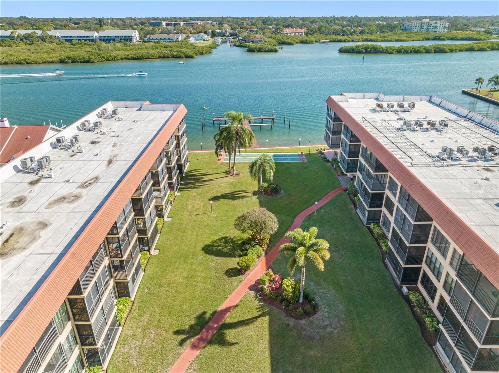 Image 21 of 73 For 19701 Gulf Boulevard 307