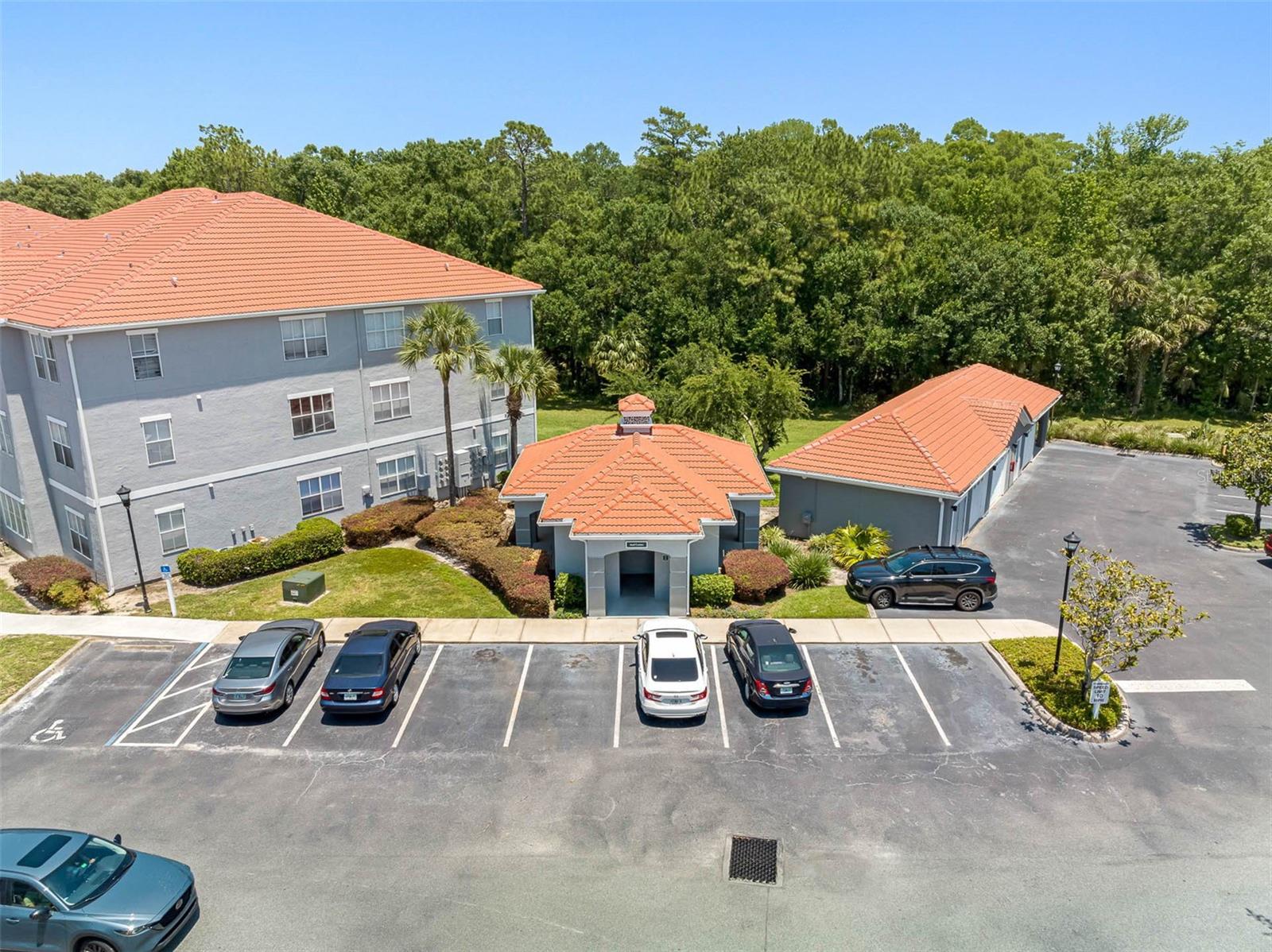 Image 23 of 42 For 18001 Richmond Place Drive 613