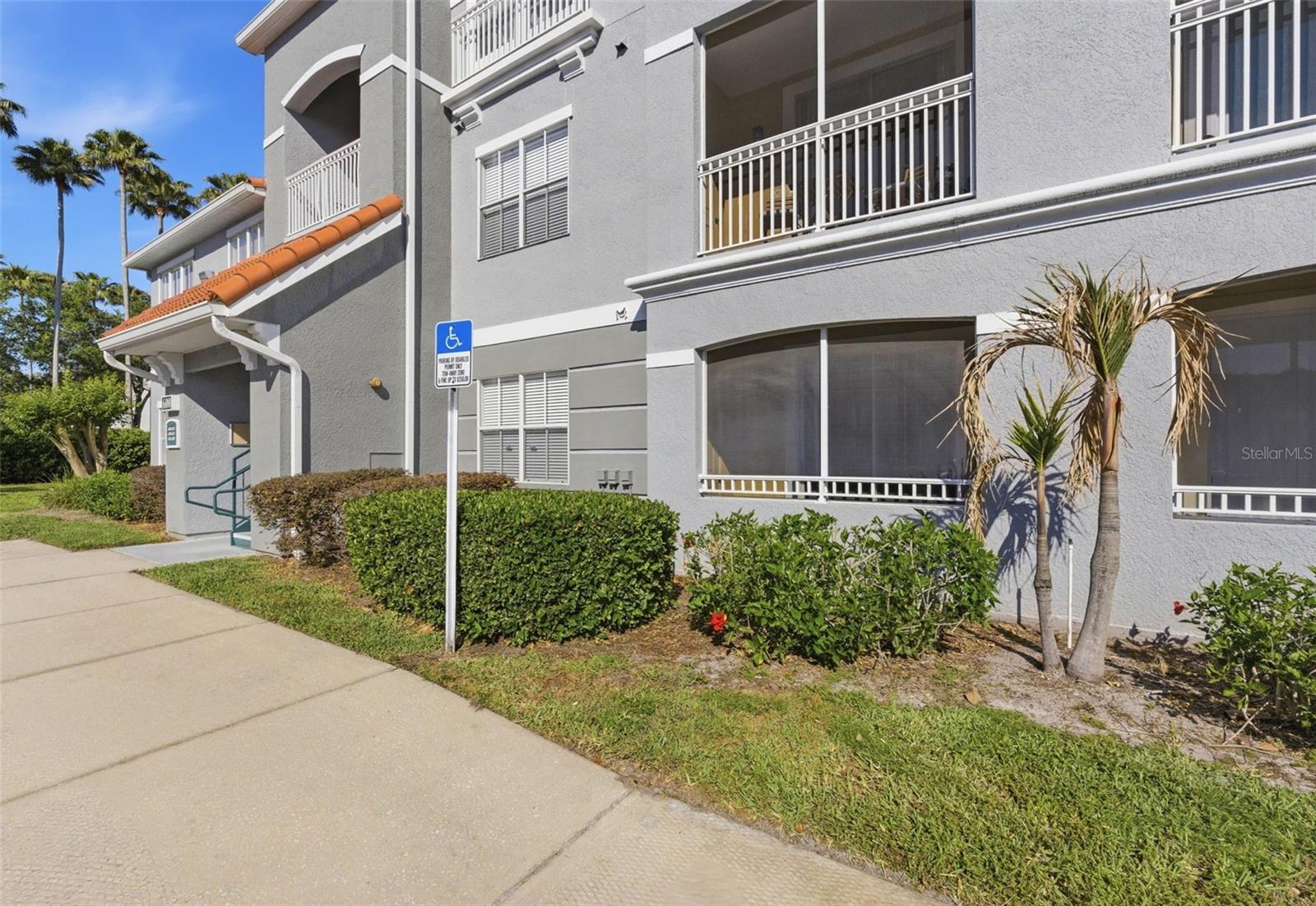 Image 33 of 42 For 18001 Richmond Place Drive 613