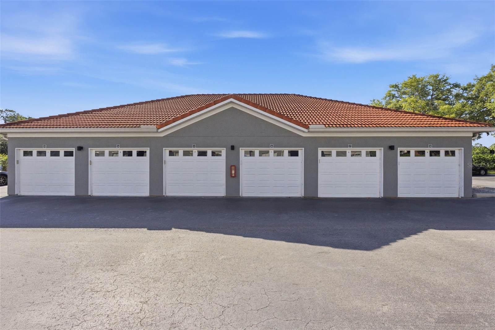 Image 34 of 42 For 18001 Richmond Place Drive 613