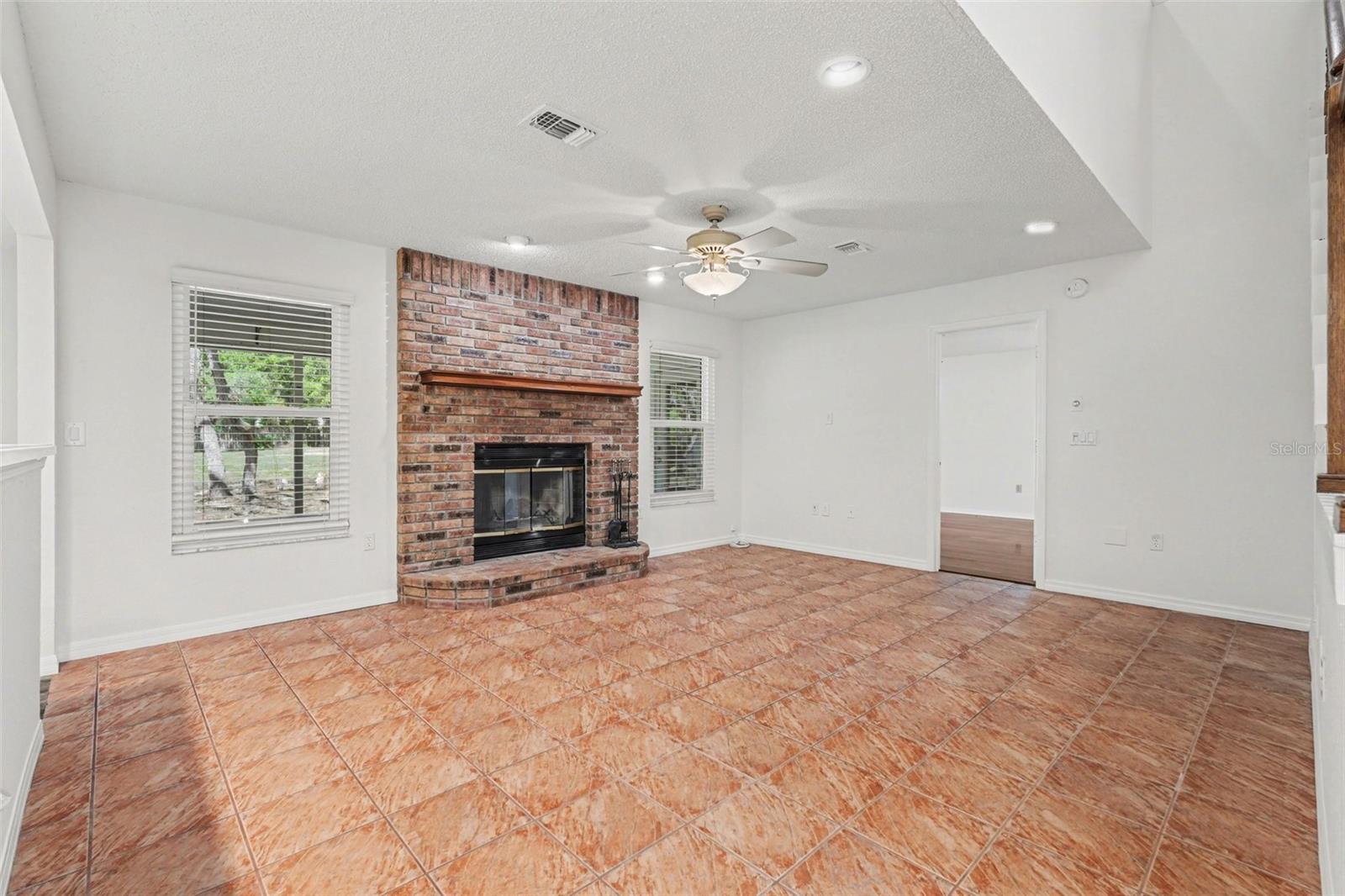 Listing photo id 9 for 18731 Firethorn Drive