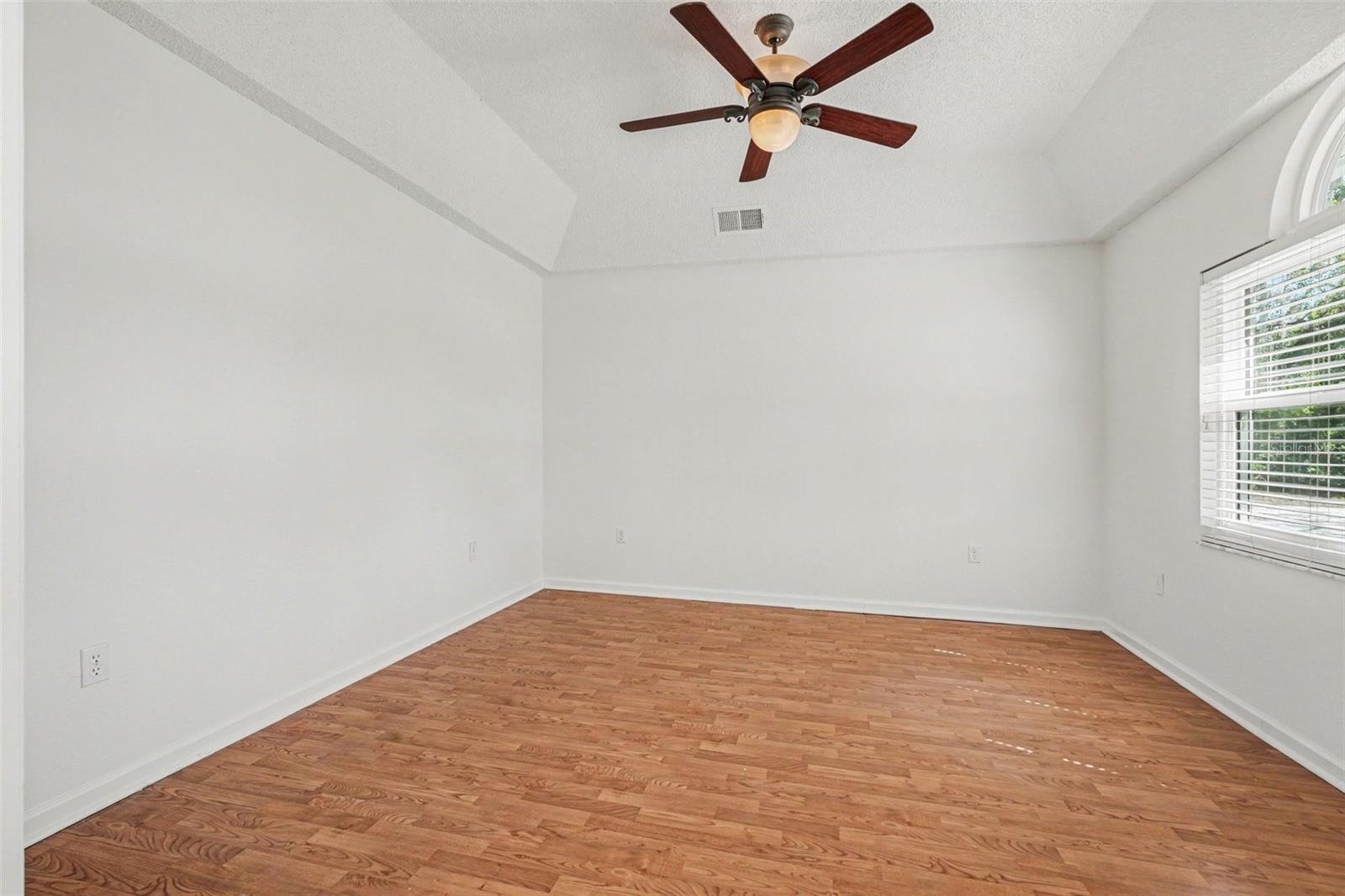 Listing photo id 11 for 18731 Firethorn Drive