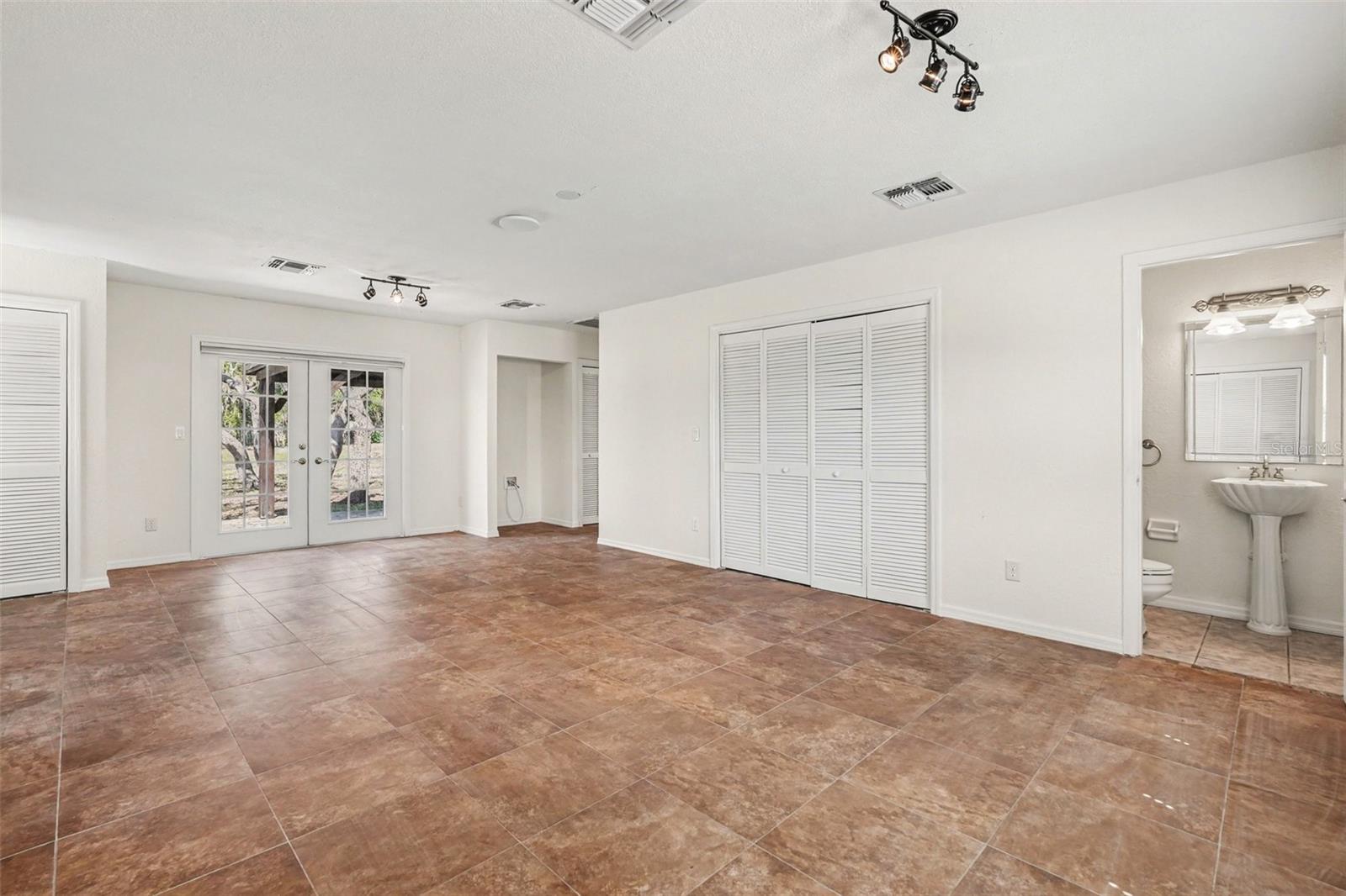 Listing photo id 12 for 18731 Firethorn Drive