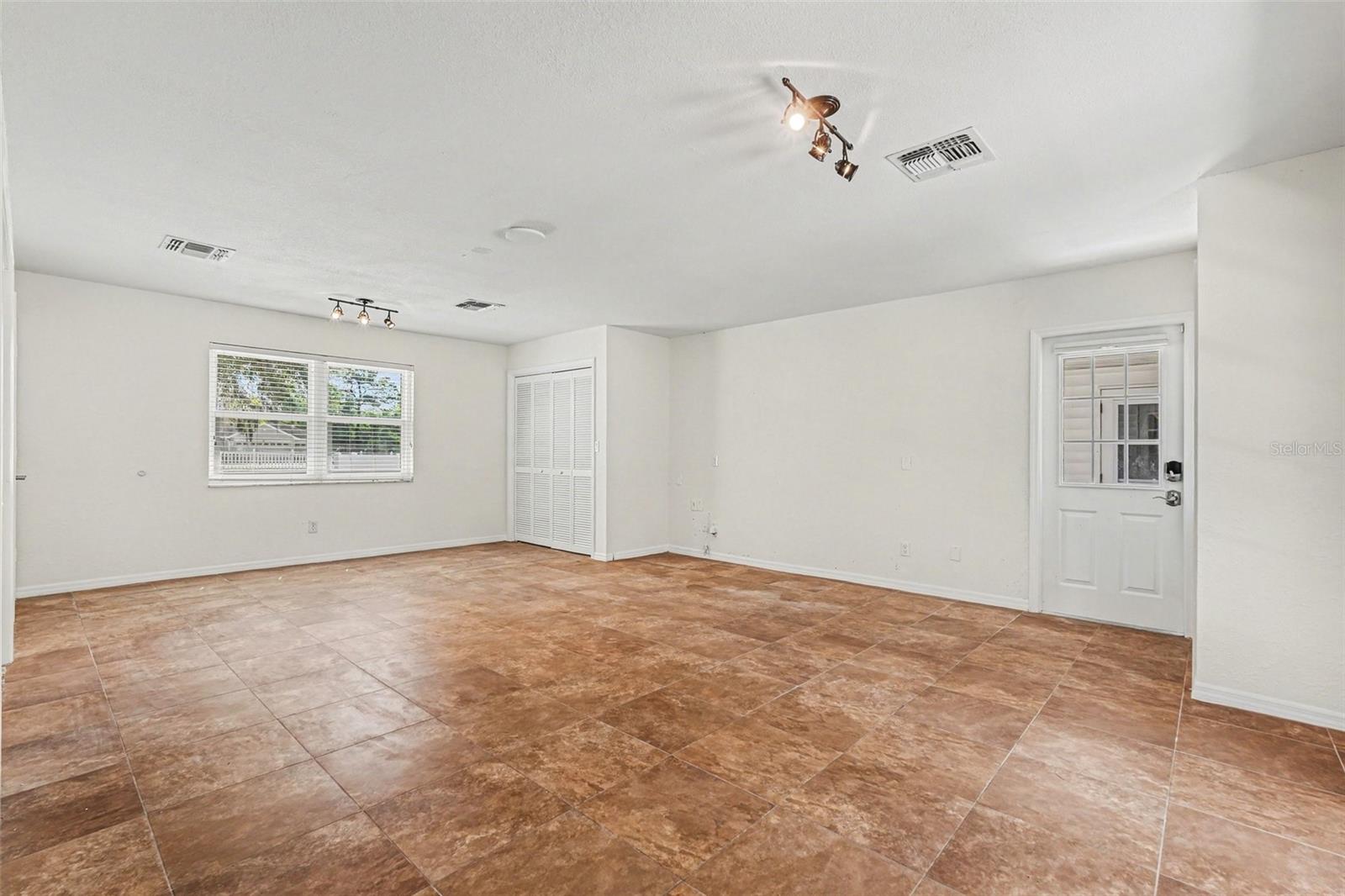 Listing photo id 13 for 18731 Firethorn Drive