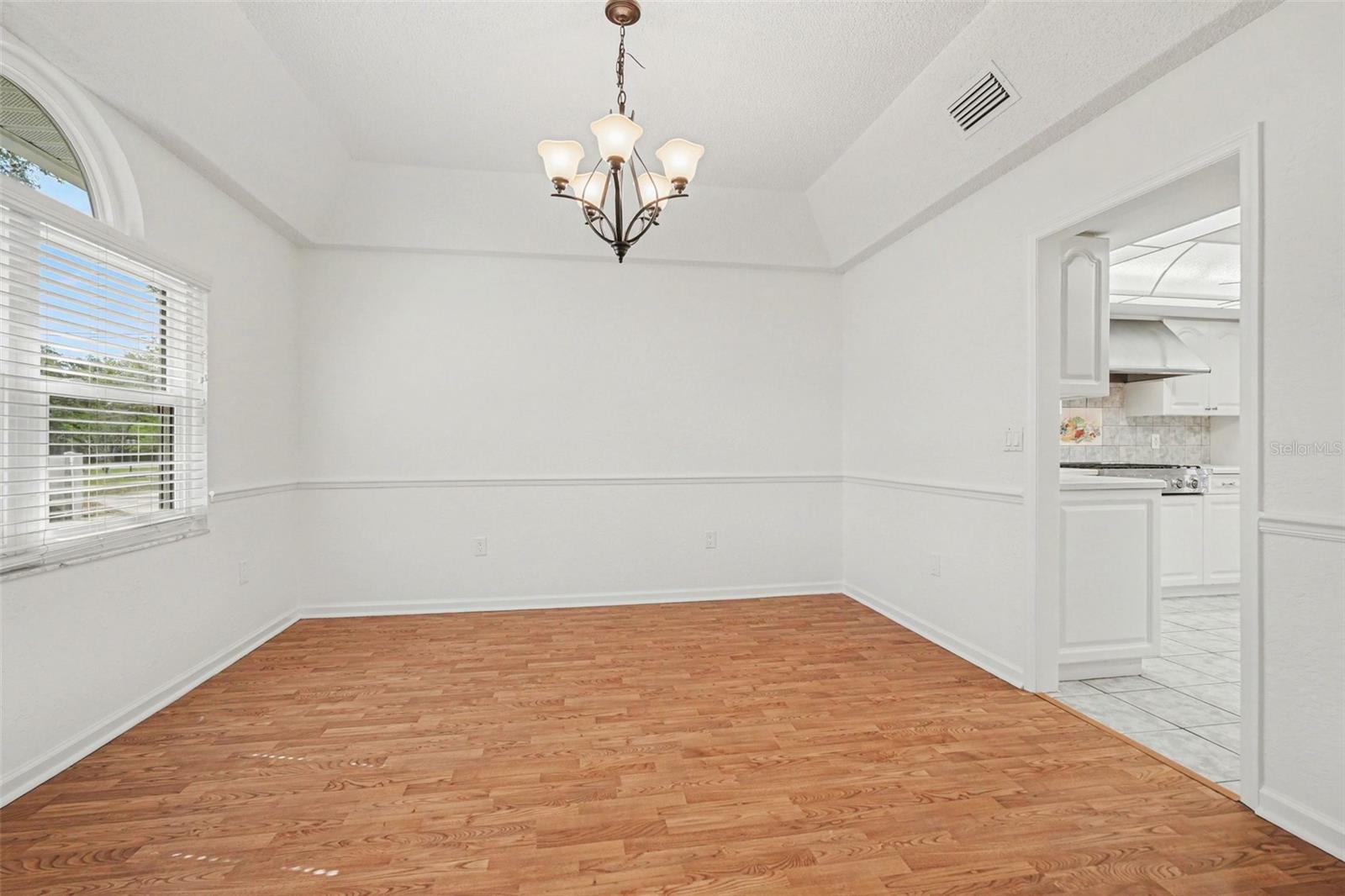 Listing photo id 15 for 18731 Firethorn Drive