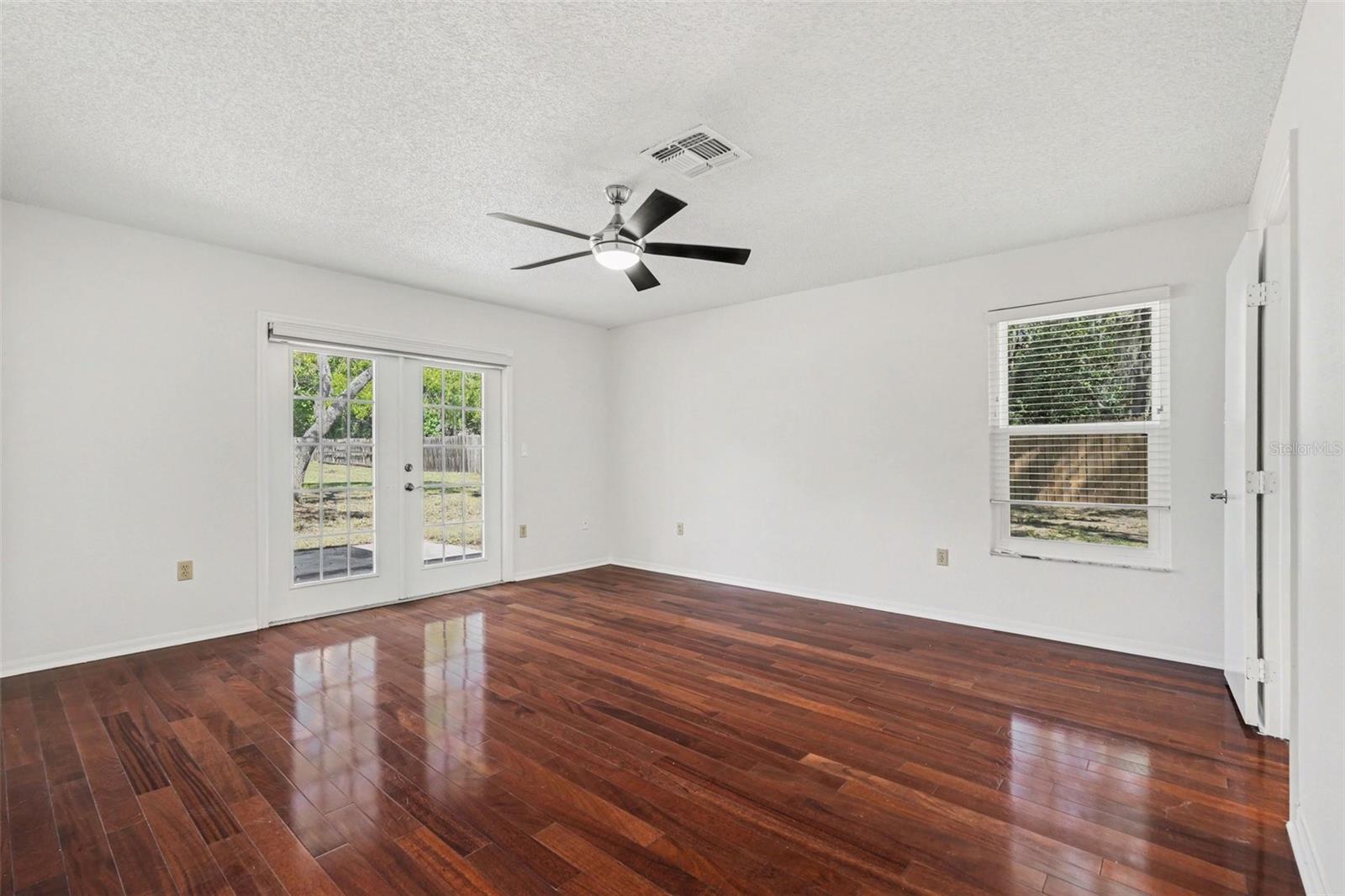 Listing photo id 22 for 18731 Firethorn Drive