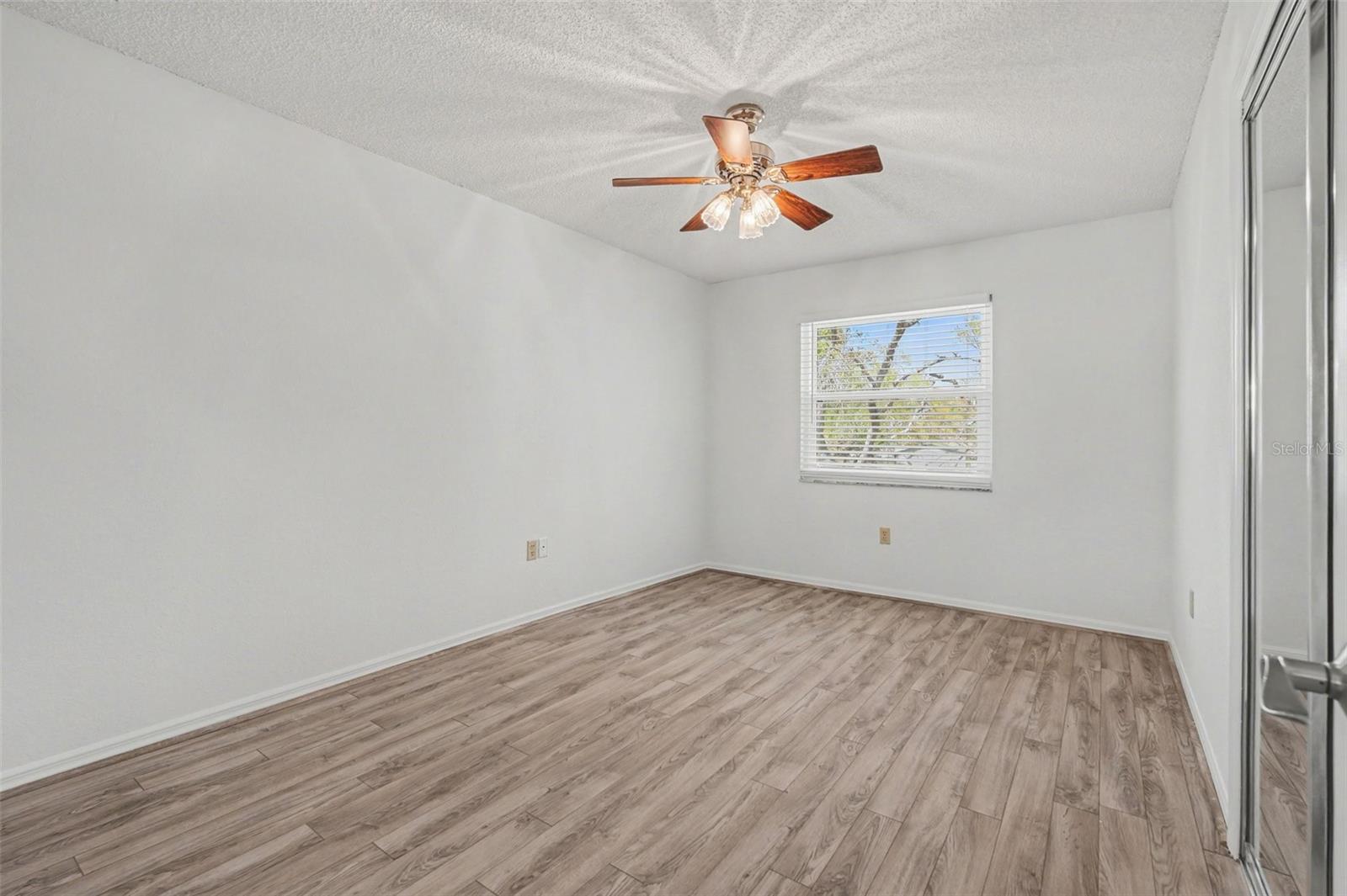 Listing photo id 24 for 18731 Firethorn Drive