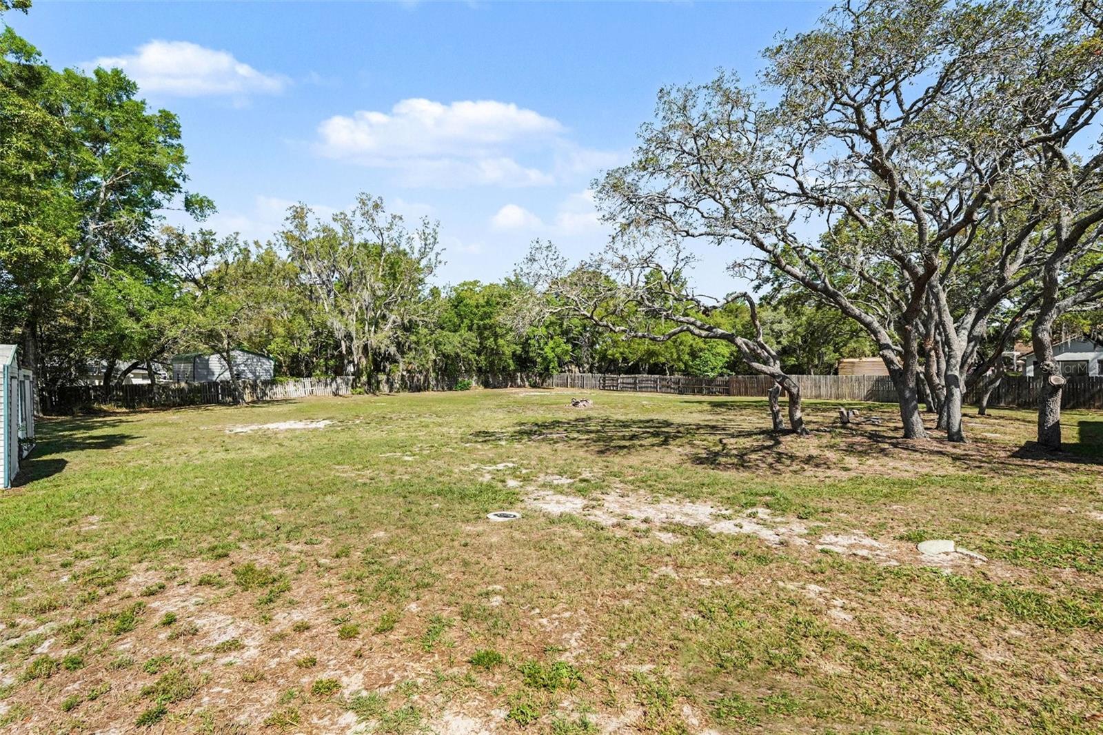 Listing photo id 33 for 18731 Firethorn Drive