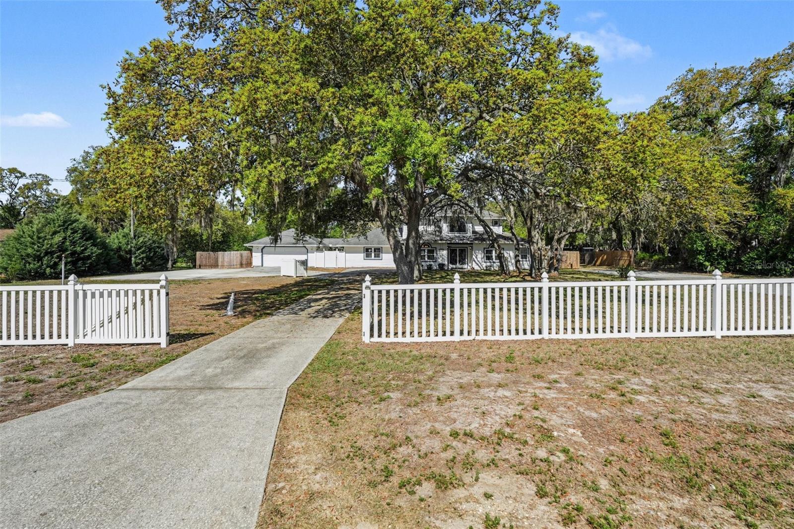 Listing photo id 2 for 18731 Firethorn Drive