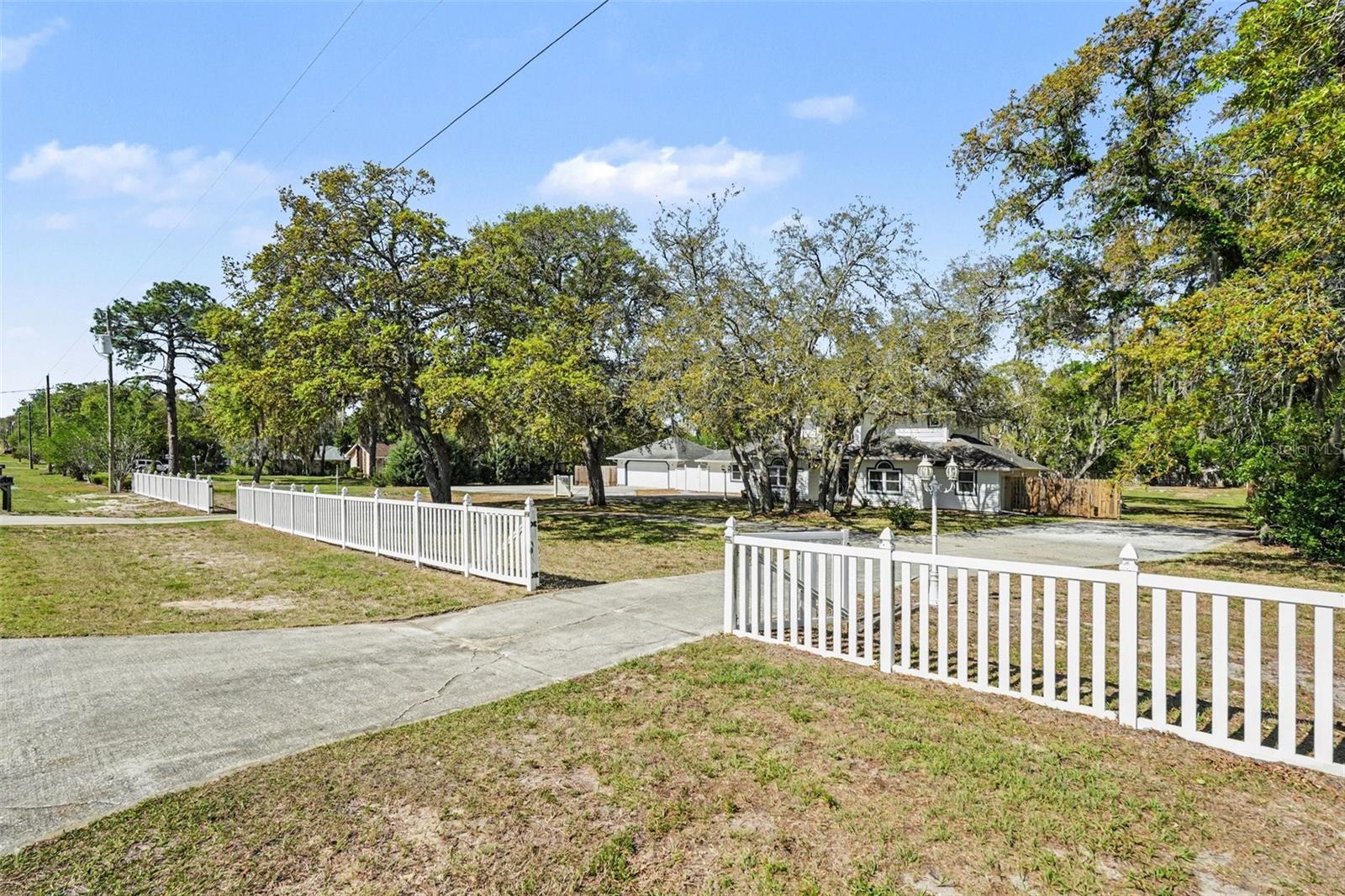 Listing photo id 3 for 18731 Firethorn Drive