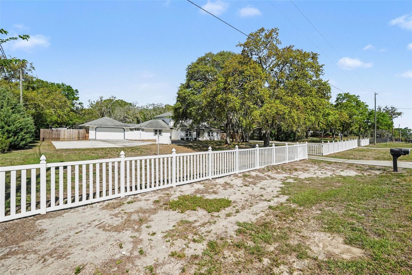 Listing photo id 4 for 18731 Firethorn Drive