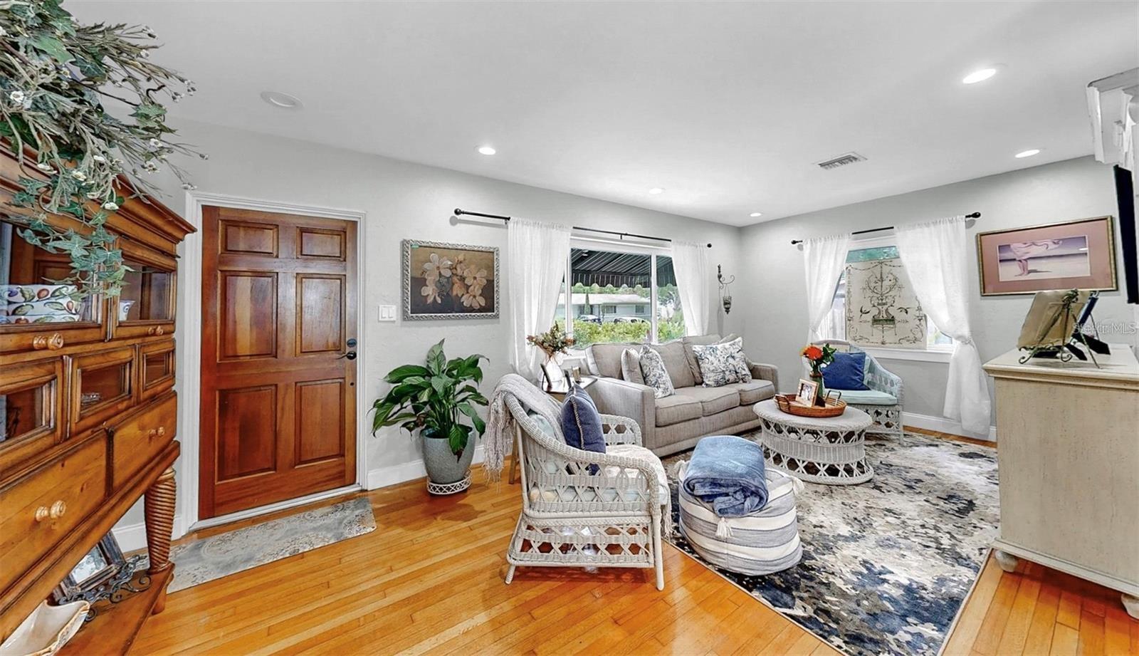 Image 4 of 44 For 4020 Queen Street N