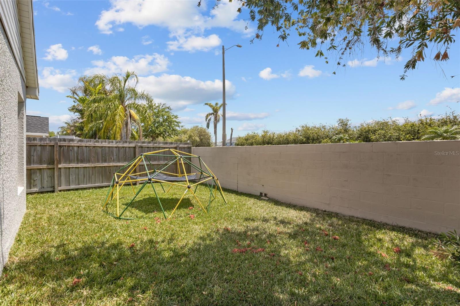Image 22 of 28 For 382 Fountainview Circle