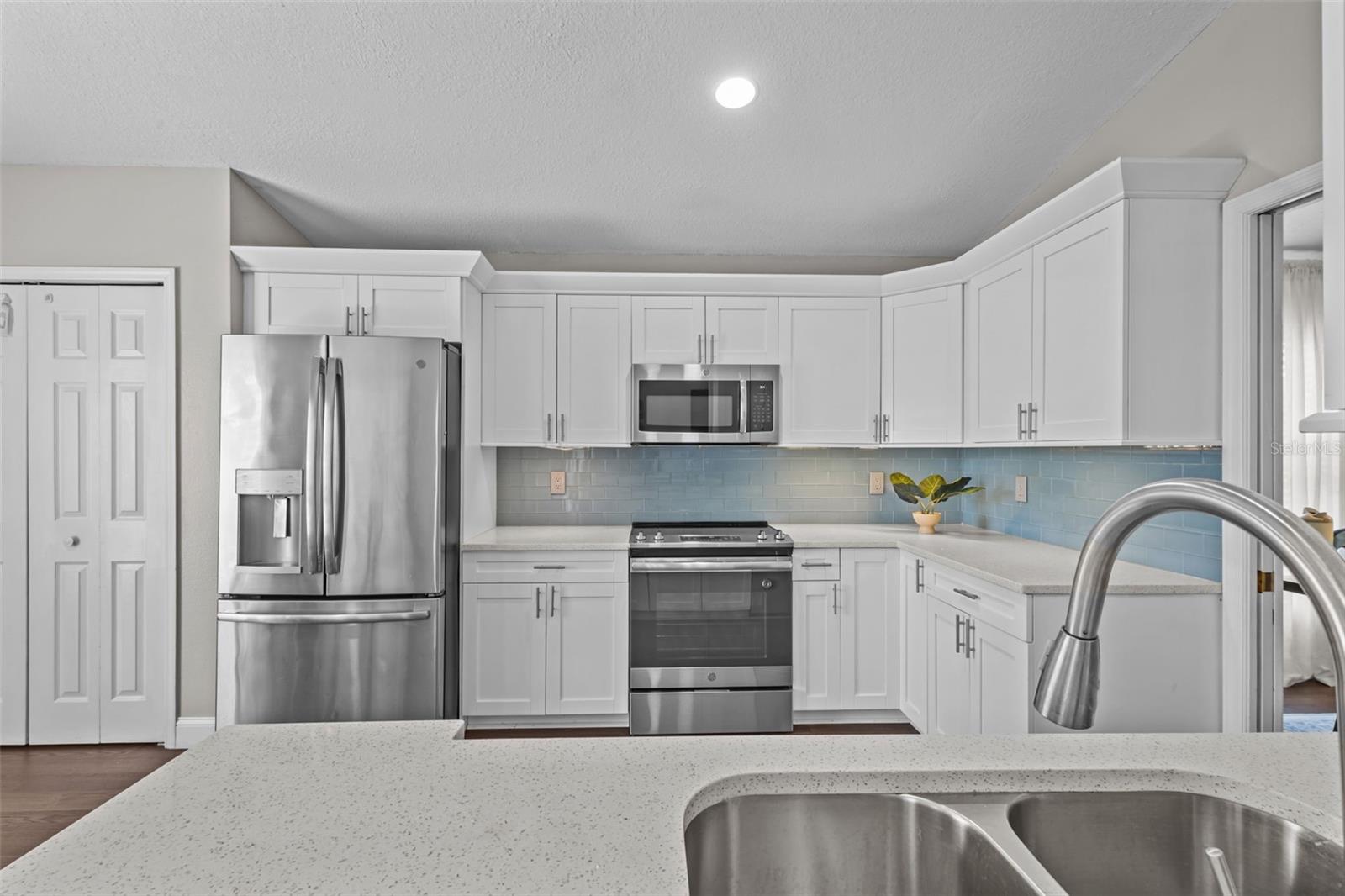 Image 7 of 28 For 382 Fountainview Circle