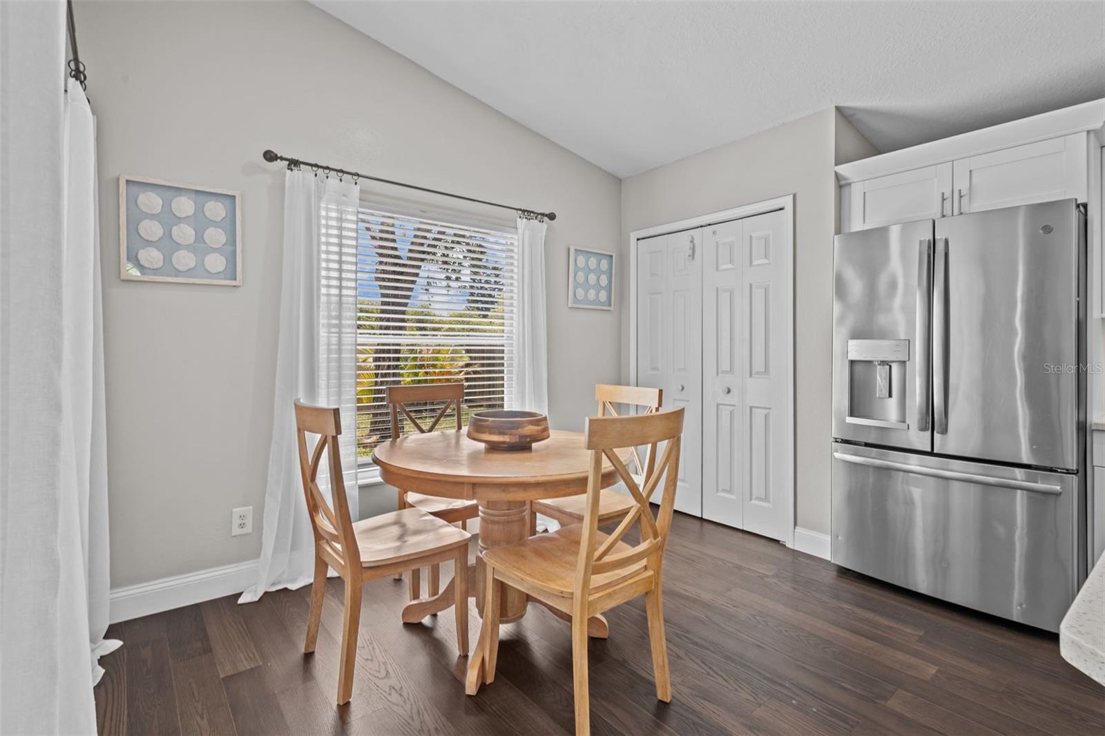 Image 8 of 28 For 382 Fountainview Circle