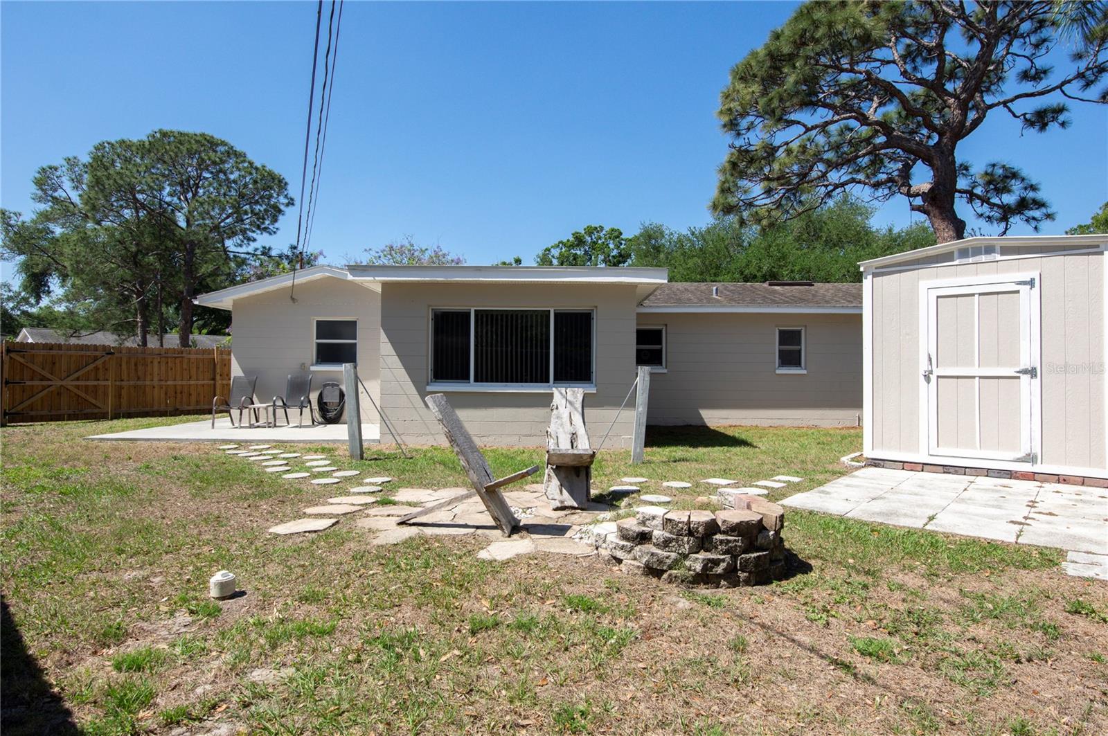 Listing photo id 14 for 6401 26th Way N